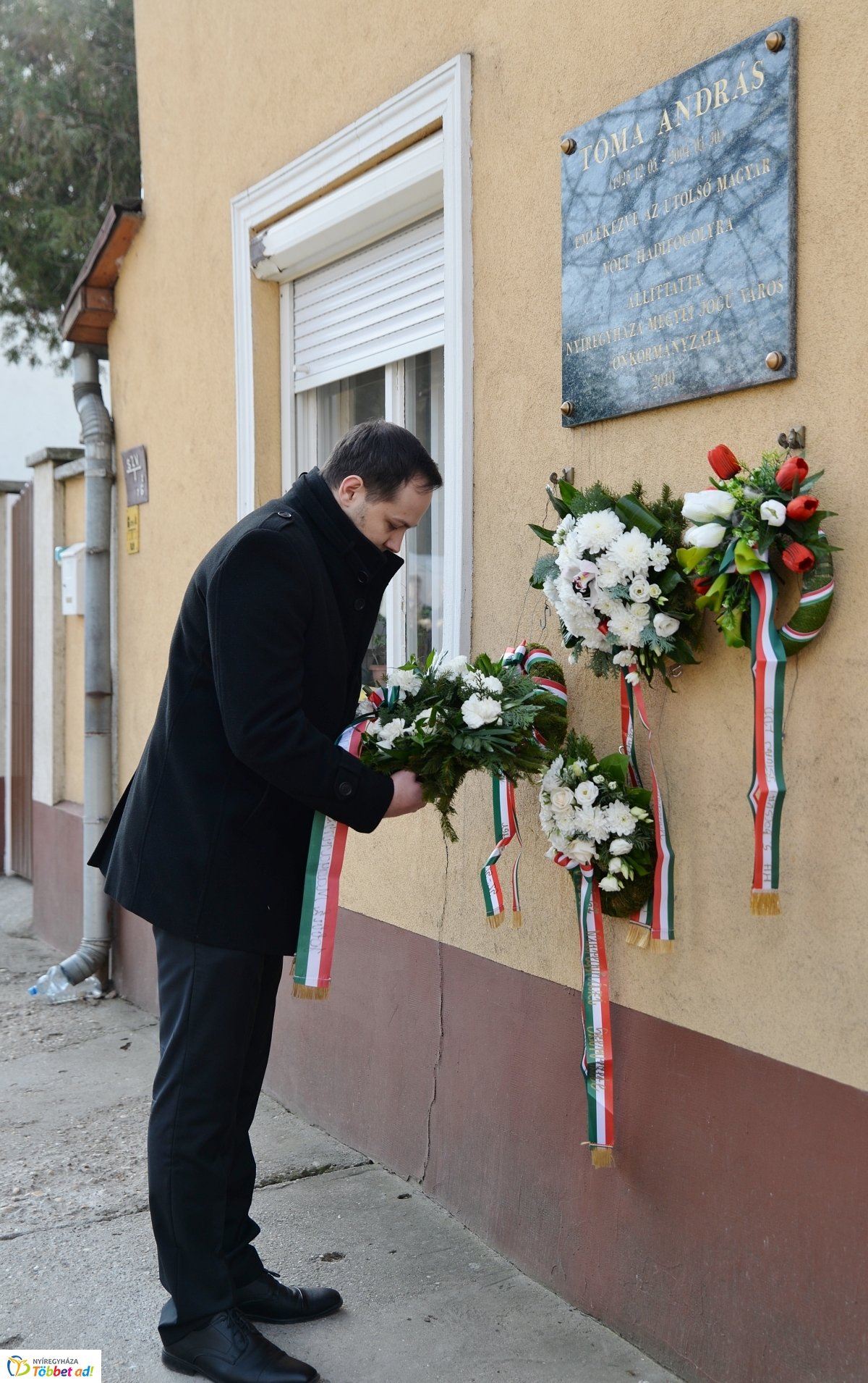 Koszorúzás Toma András emléktáblájánál