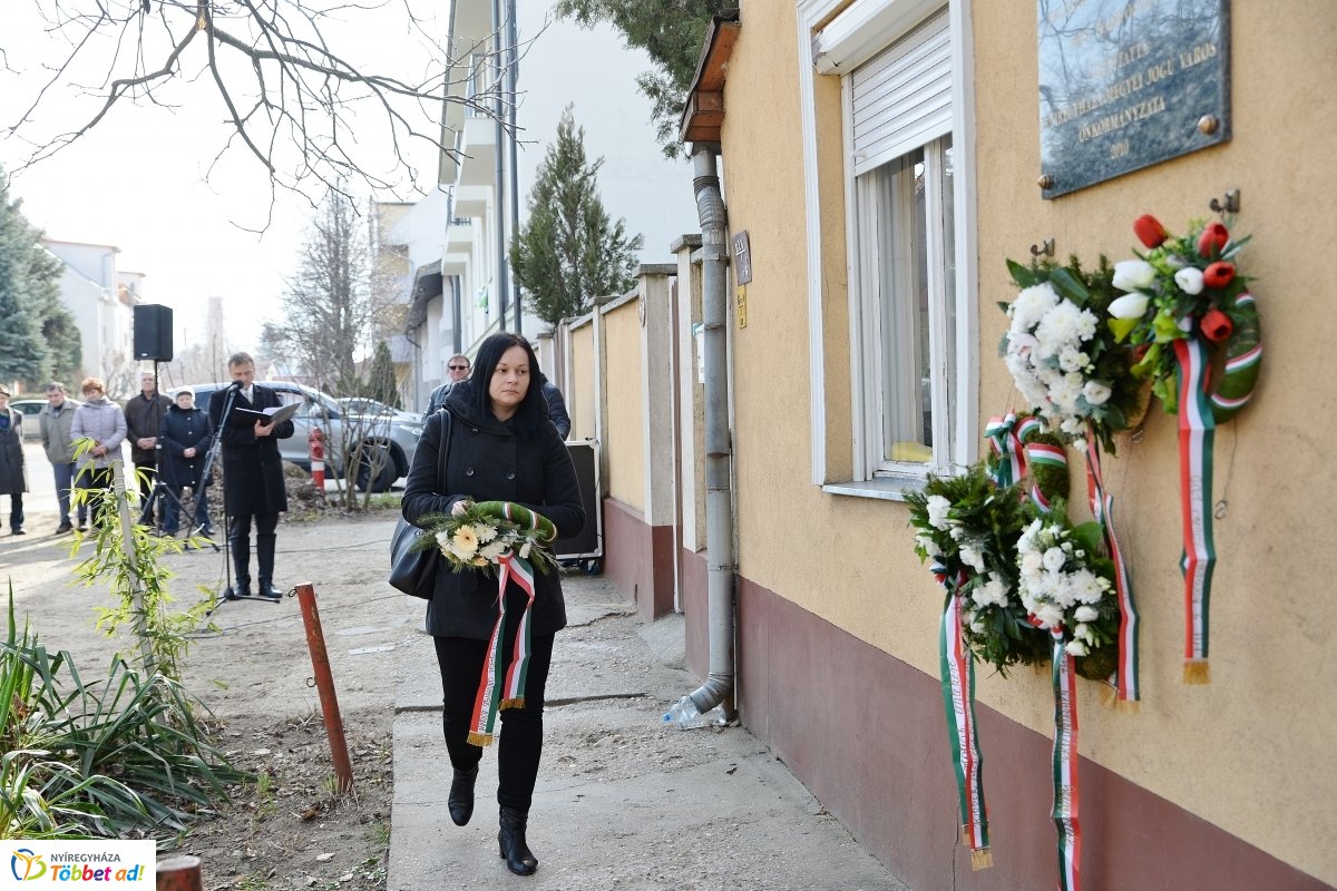 Koszorúzás Toma András emléktáblájánál