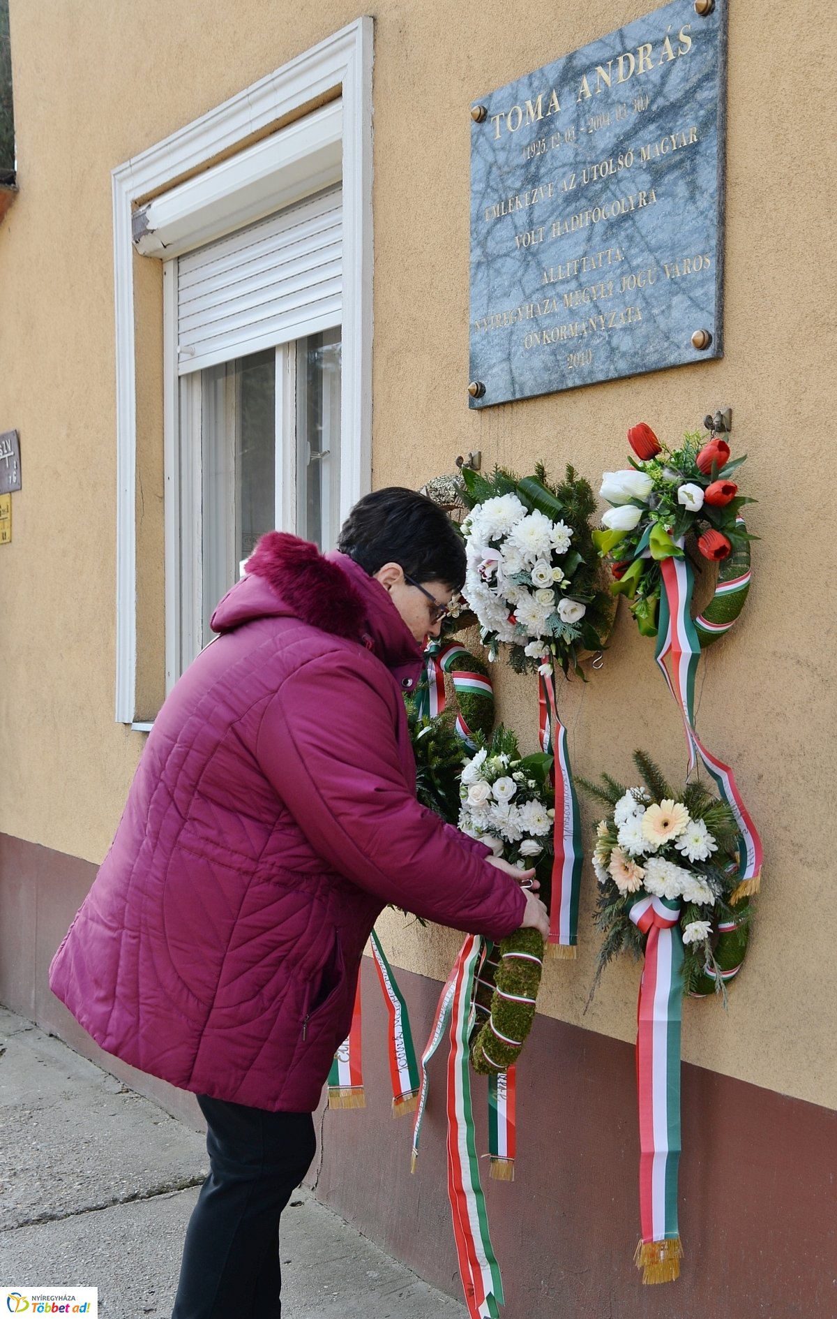 Koszorúzás Toma András emléktáblájánál