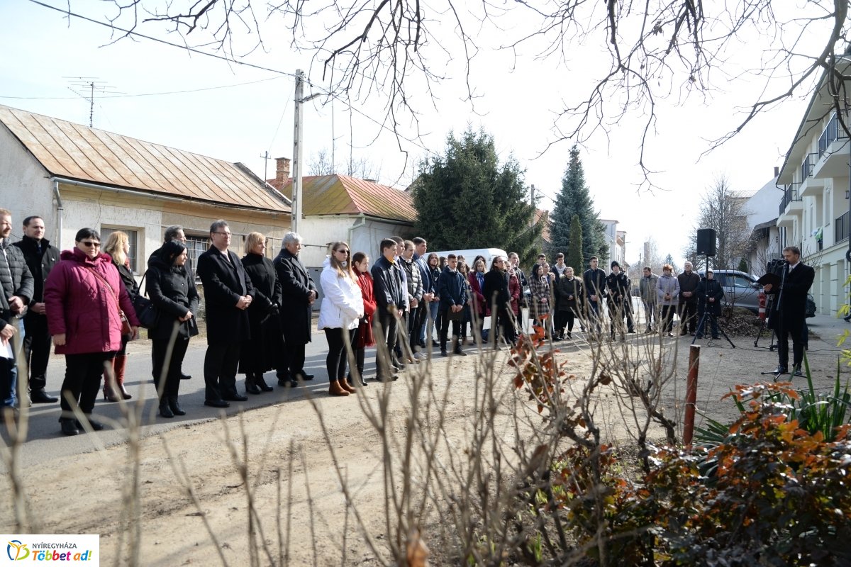 Koszorúzás Toma András emléktáblájánál