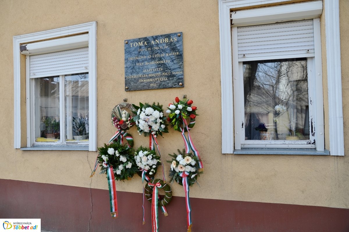 Koszorúzás Toma András emléktáblájánál