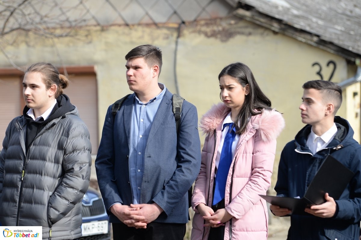 Koszorúzás Toma András emléktáblájánál