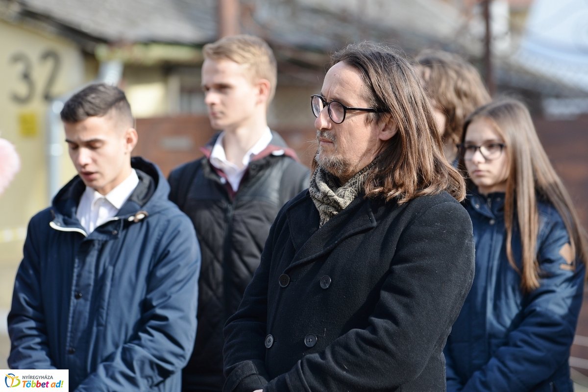 Koszorúzás Toma András emléktáblájánál