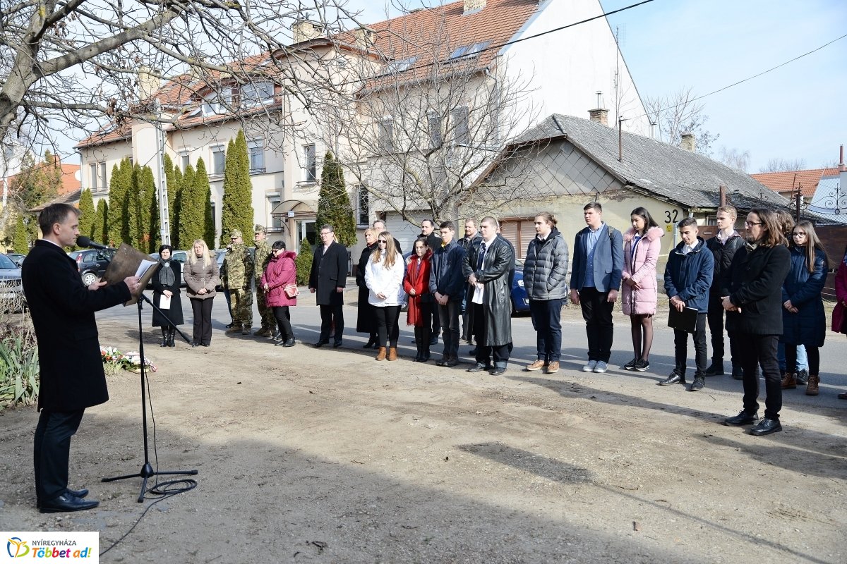 Koszorúzás Toma András emléktáblájánál