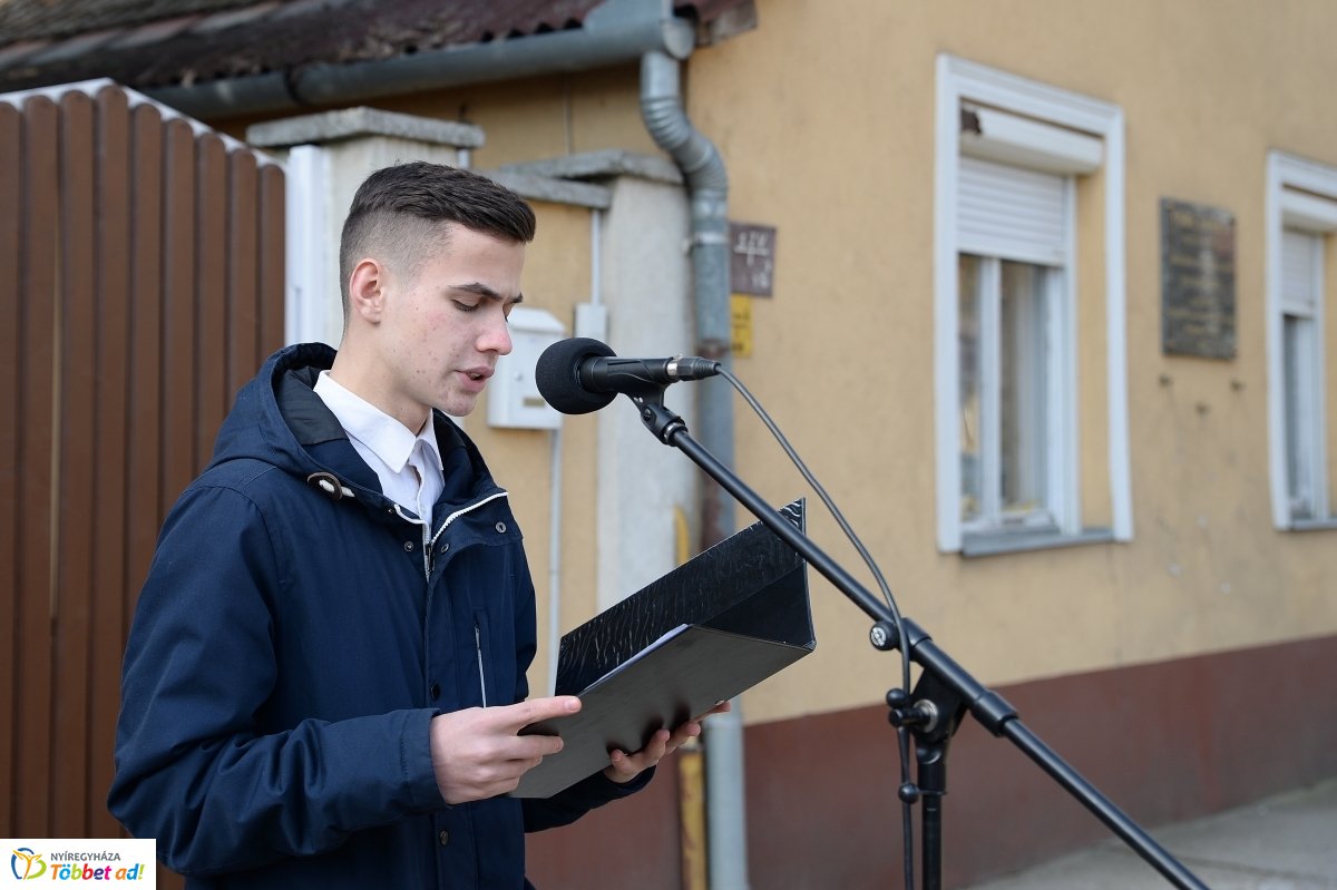 Koszorúzás Toma András emléktáblájánál