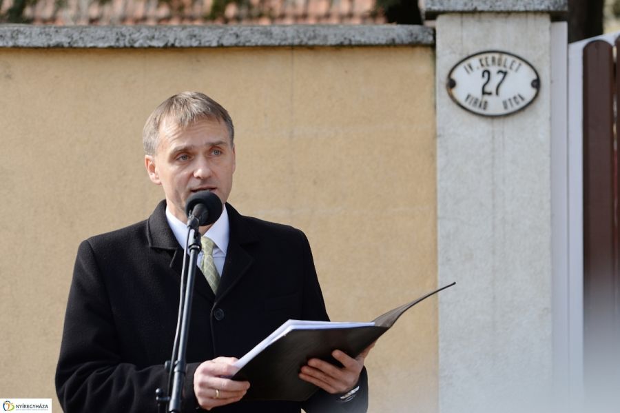 Koszorúzás Toma András emléktáblájánál