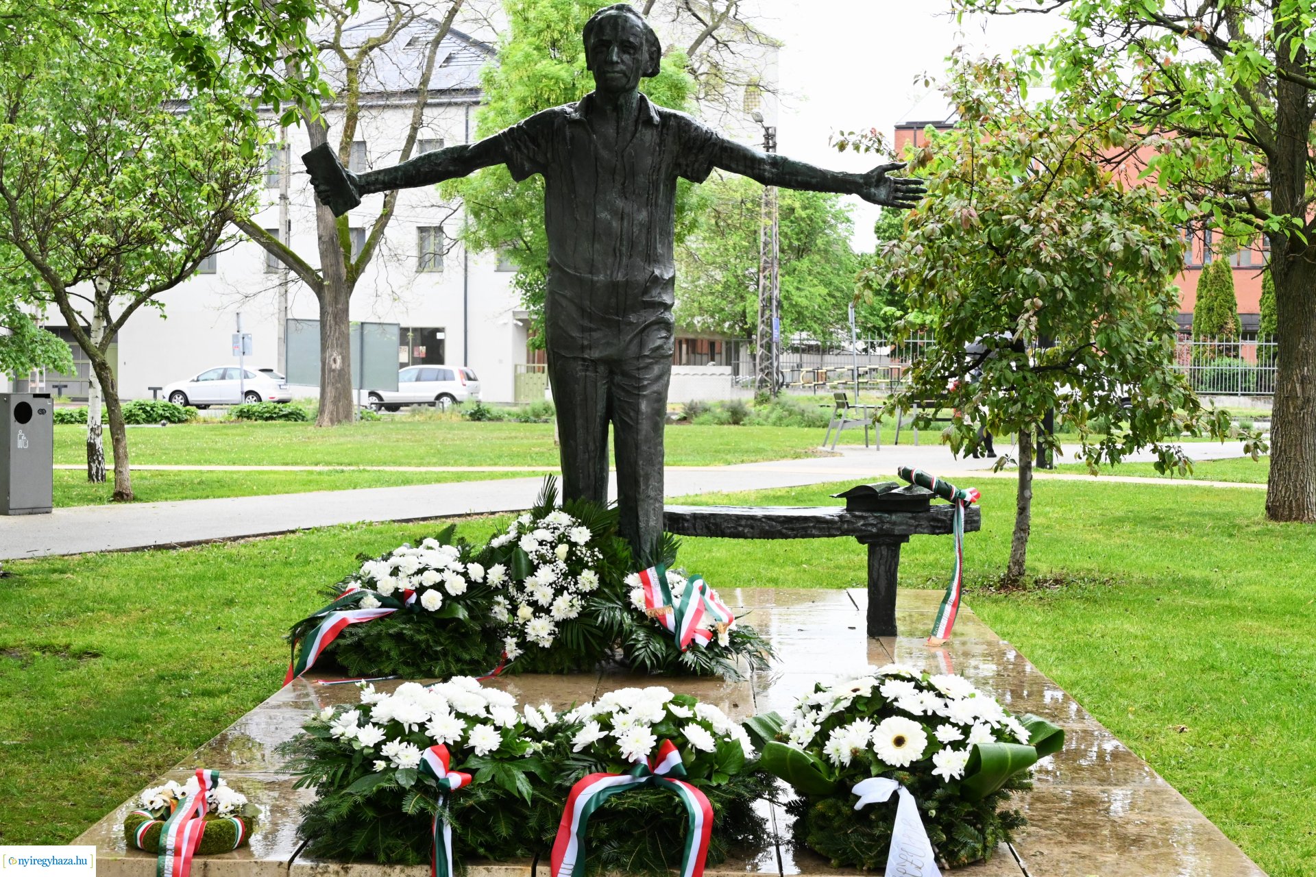 Koszorúzás Váci Mihály szobránál