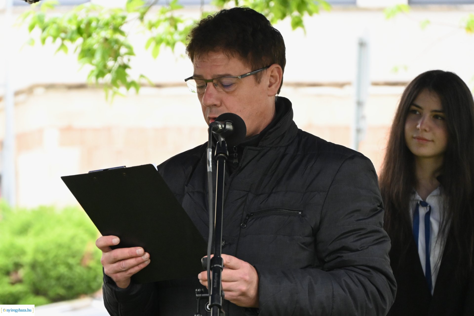 Koszorúzás Váci Mihály szobránál