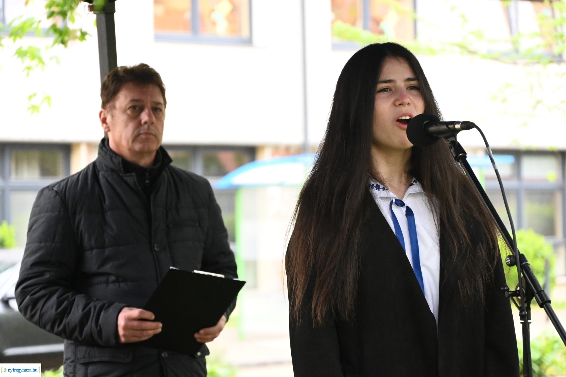 Koszorúzás Váci Mihály szobránál