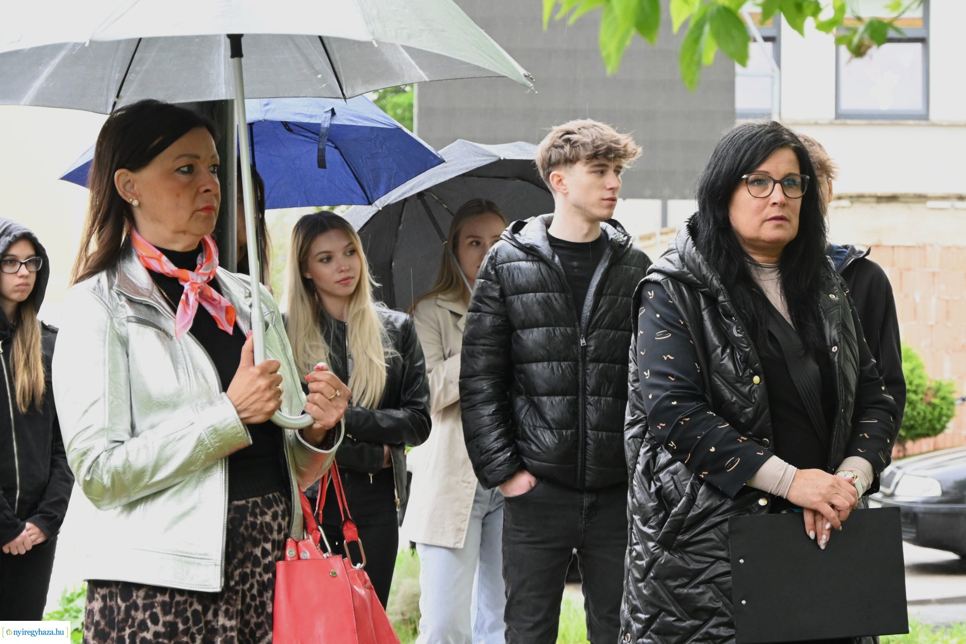 Koszorúzás Váci Mihály szobránál