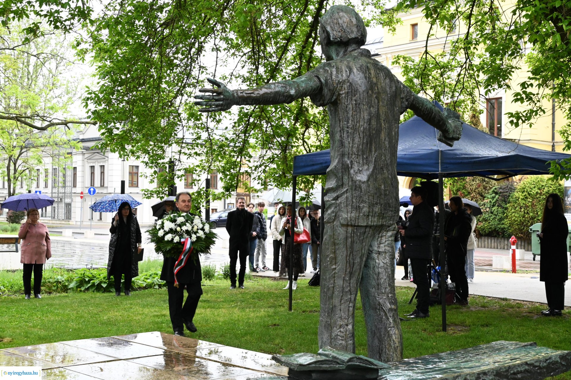 Koszorúzás Váci Mihály szobránál
