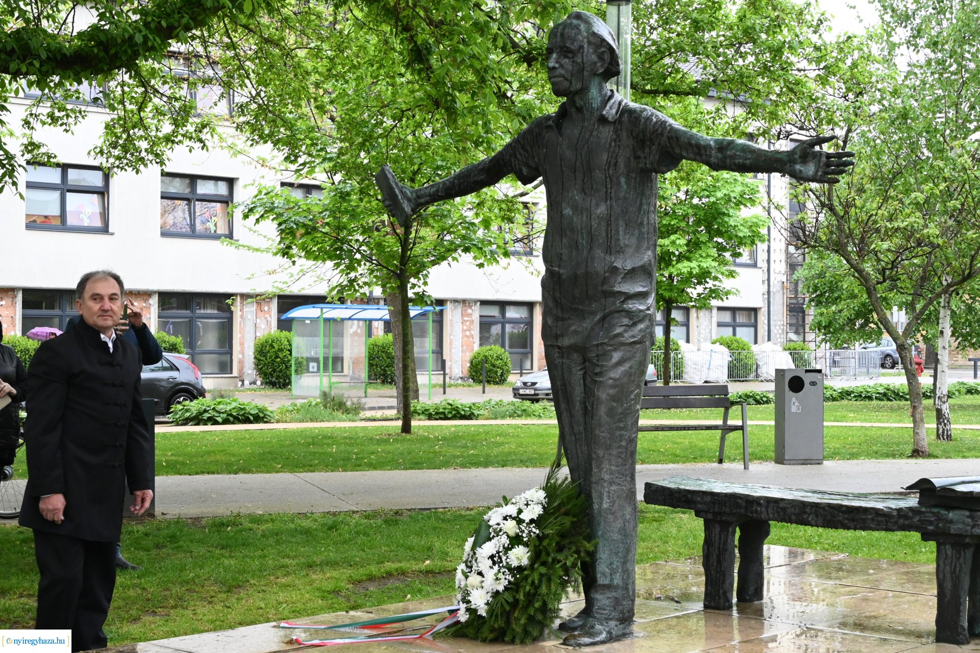 Koszorúzás Váci Mihály szobránál