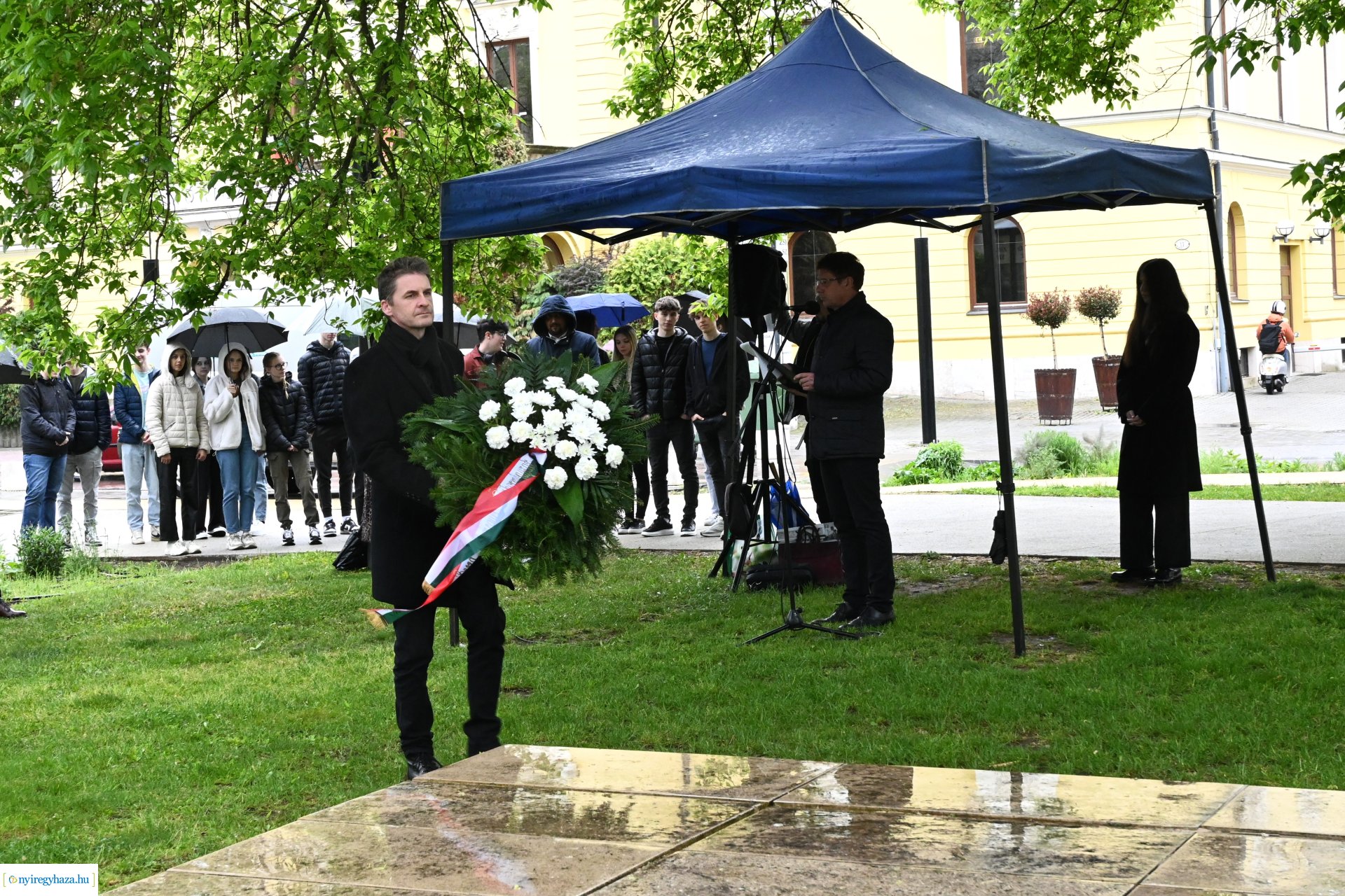 Koszorúzás Váci Mihály szobránál