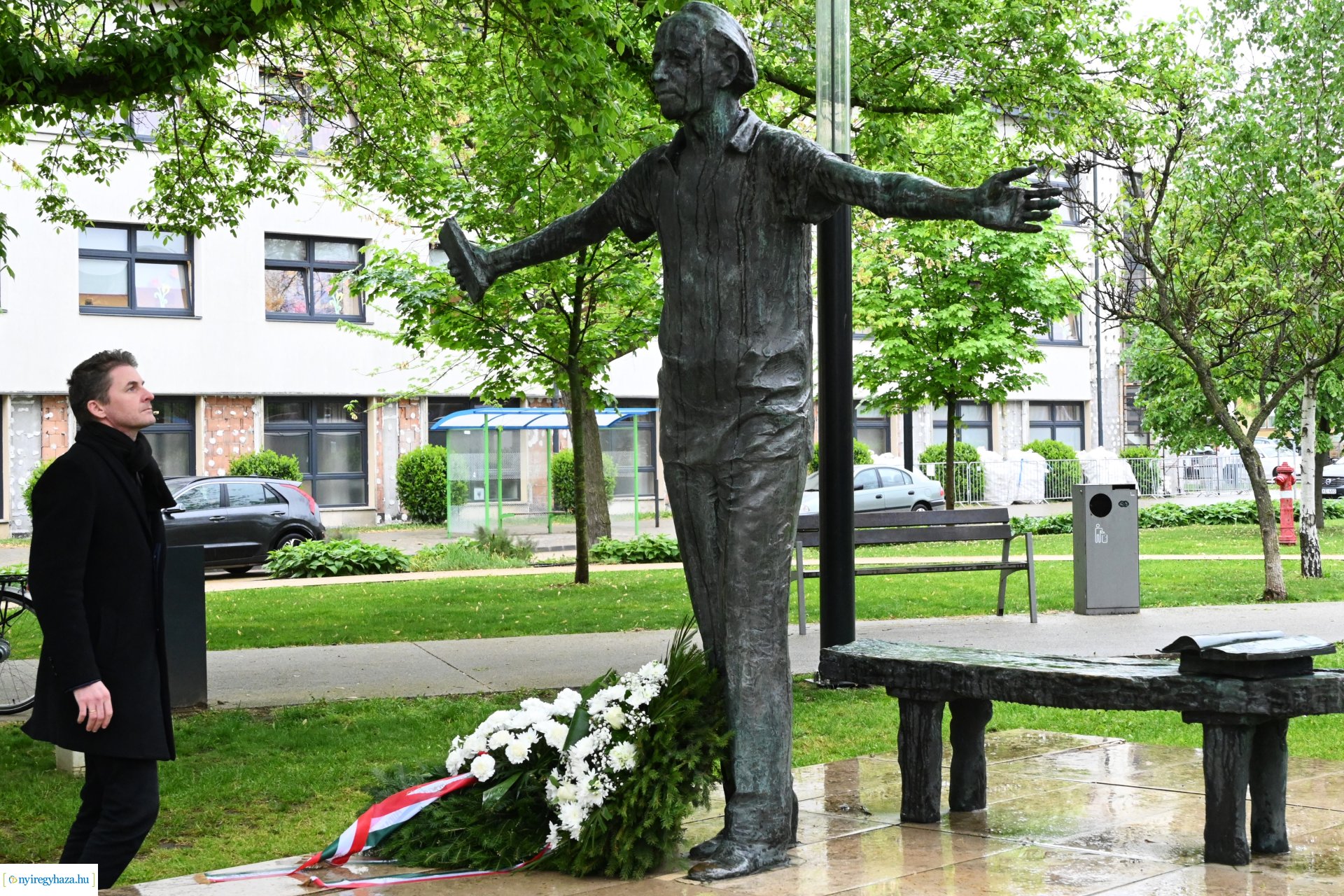 Koszorúzás Váci Mihály szobránál