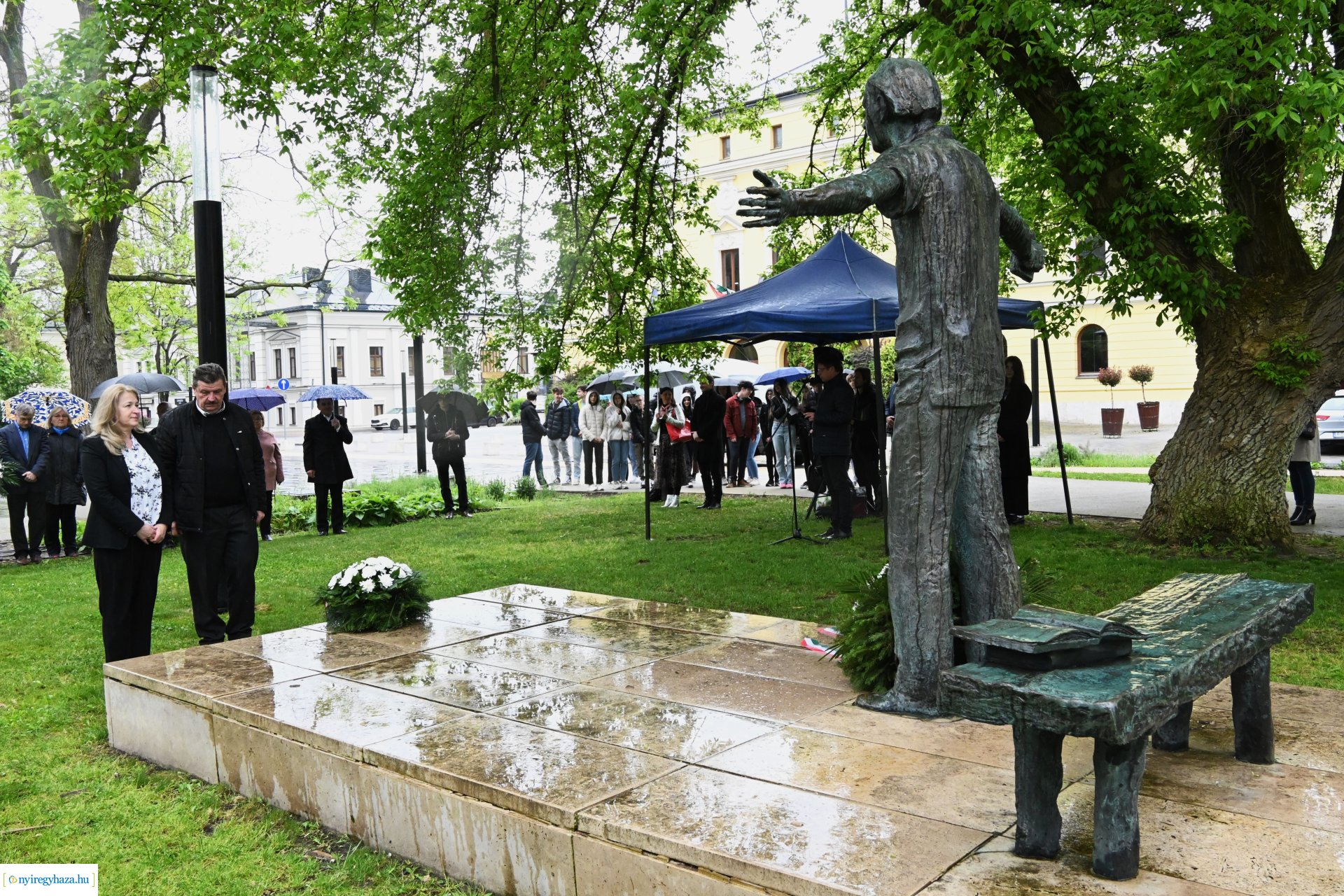 Koszorúzás Váci Mihály szobránál