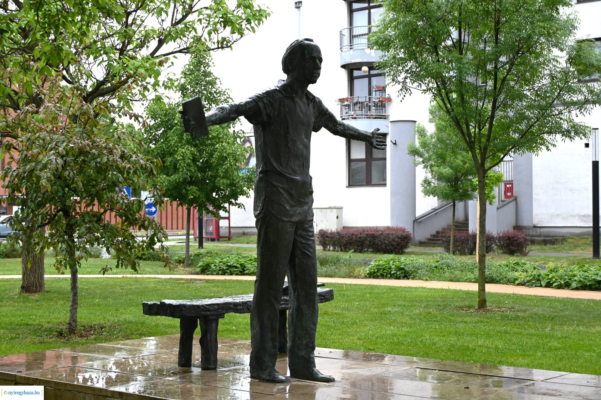 Koszorúzás Váci Mihály szobránál