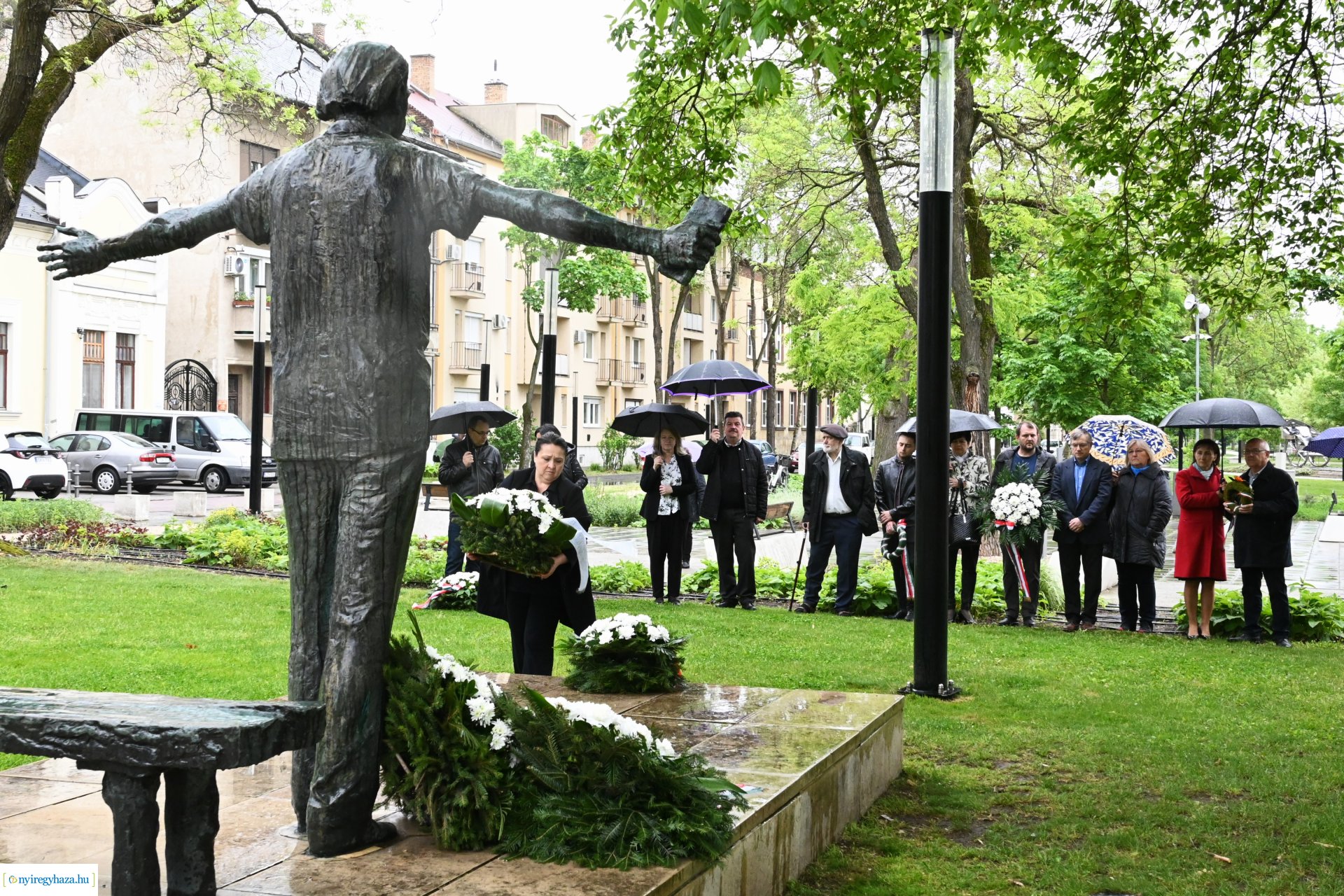 Koszorúzás Váci Mihály szobránál