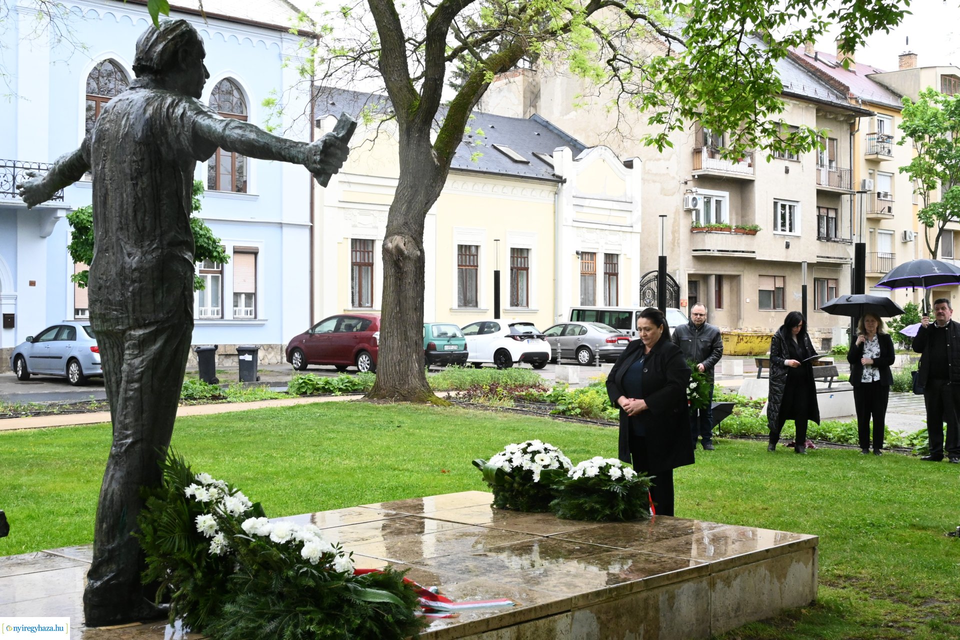 Koszorúzás Váci Mihály szobránál