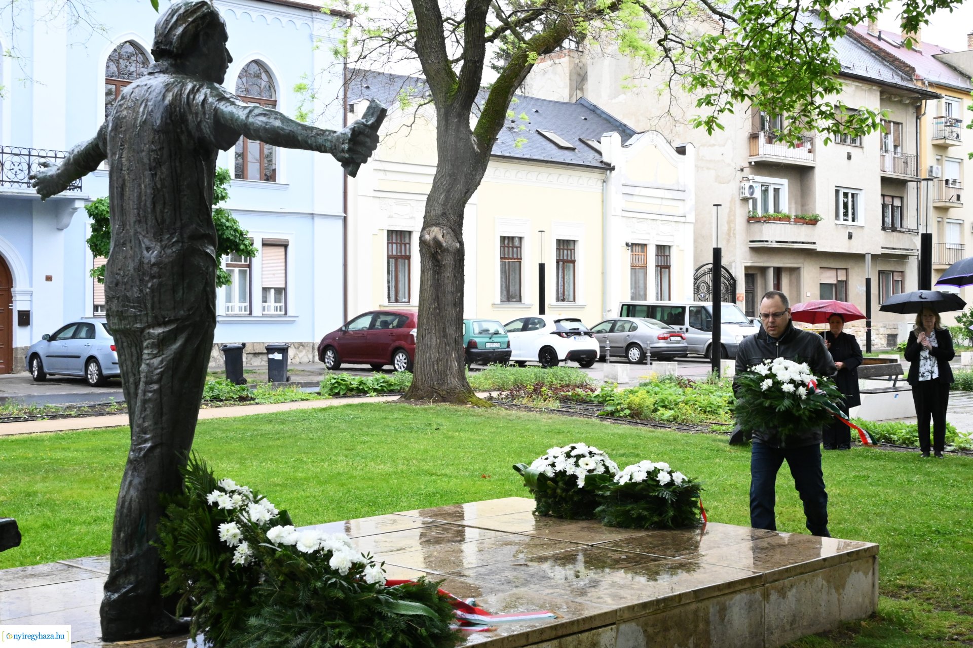 Koszorúzás Váci Mihály szobránál