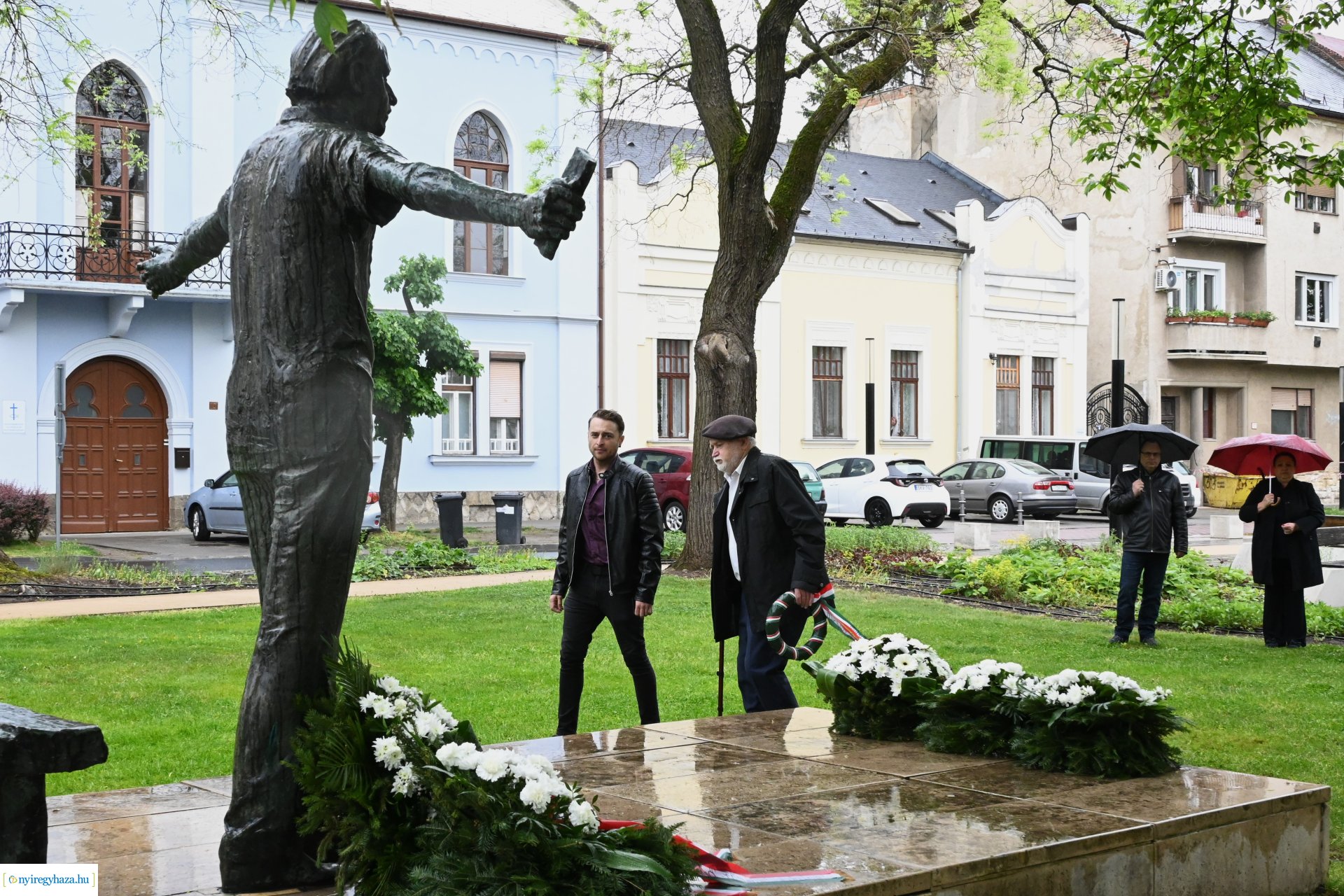 Koszorúzás Váci Mihály szobránál