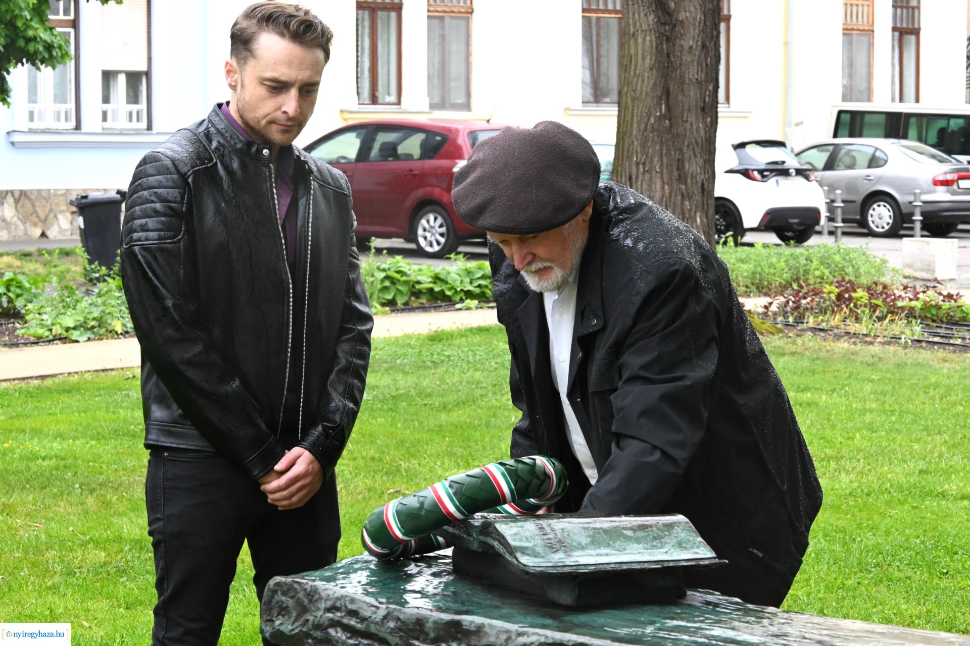 Koszorúzás Váci Mihály szobránál