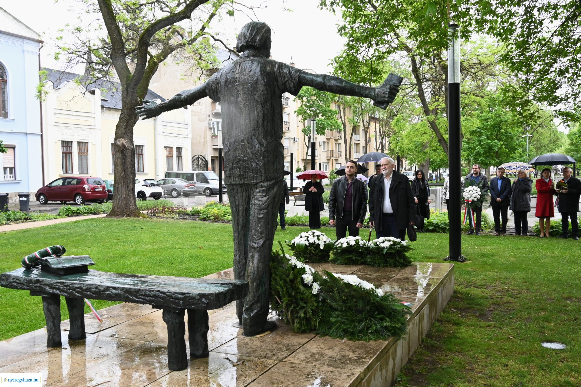 Koszorúzás Váci Mihály szobránál