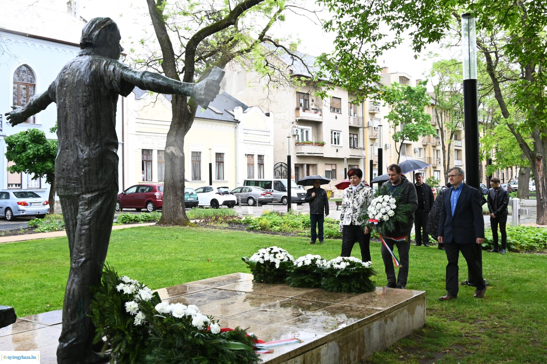 Koszorúzás Váci Mihály szobránál