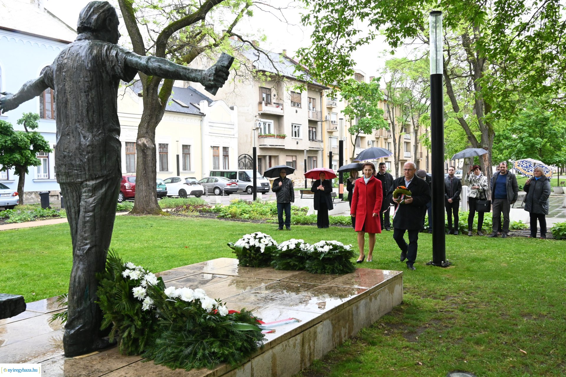Koszorúzás Váci Mihály szobránál