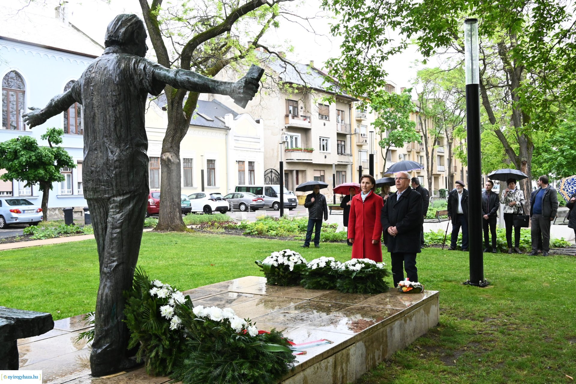 Koszorúzás Váci Mihály szobránál