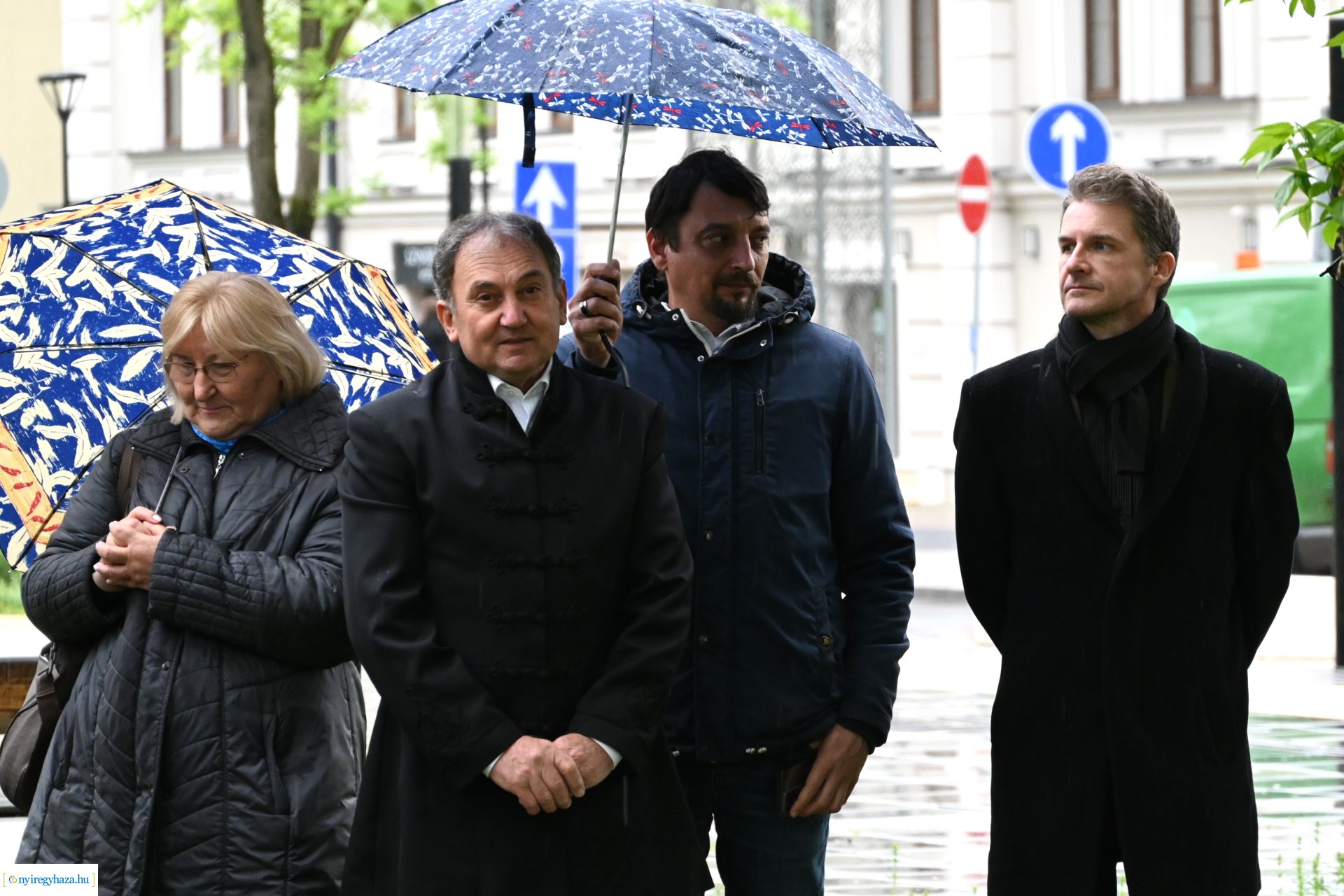 Koszorúzás Váci Mihály szobránál