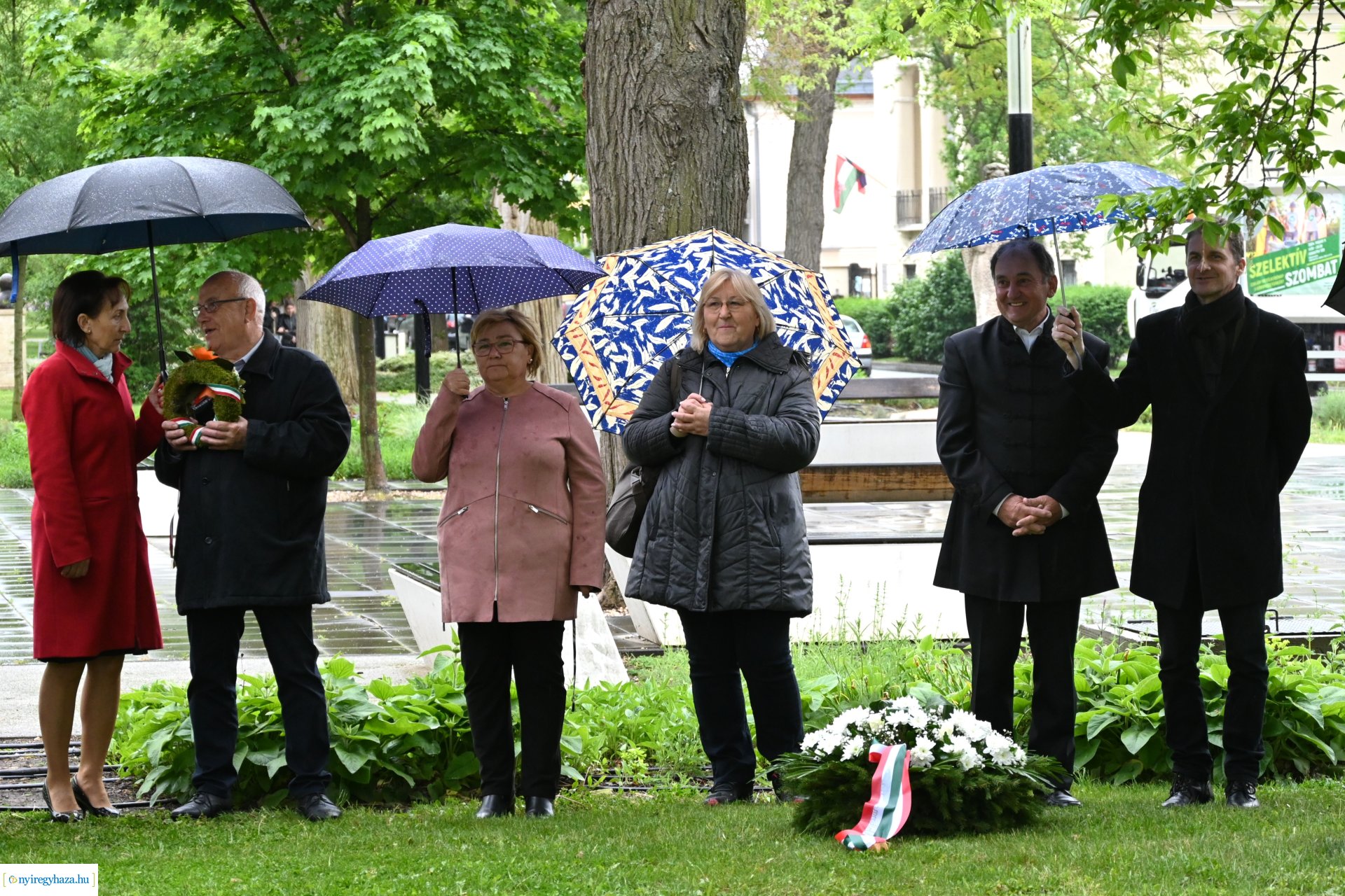 Koszorúzás Váci Mihály szobránál