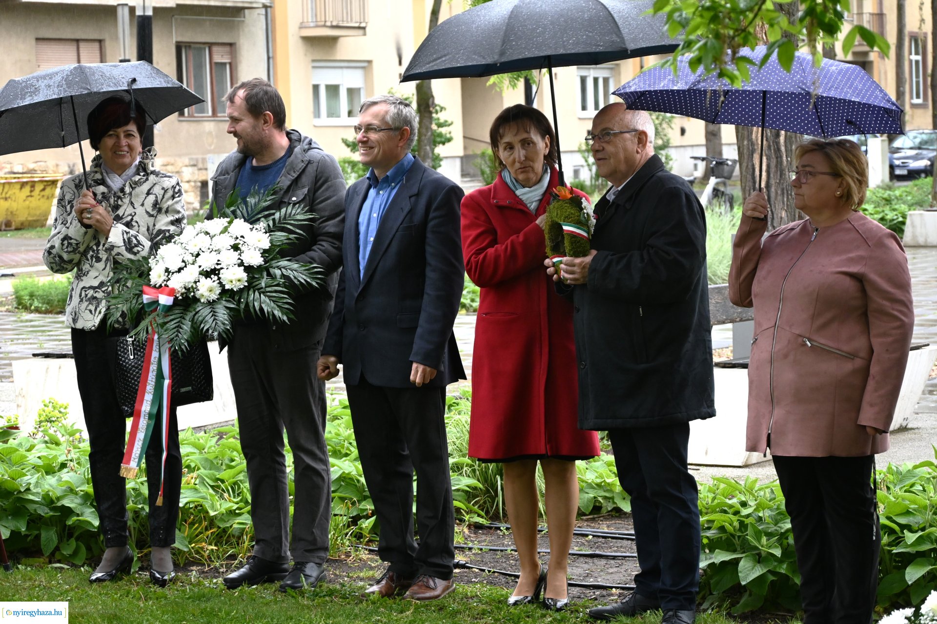 Koszorúzás Váci Mihály szobránál