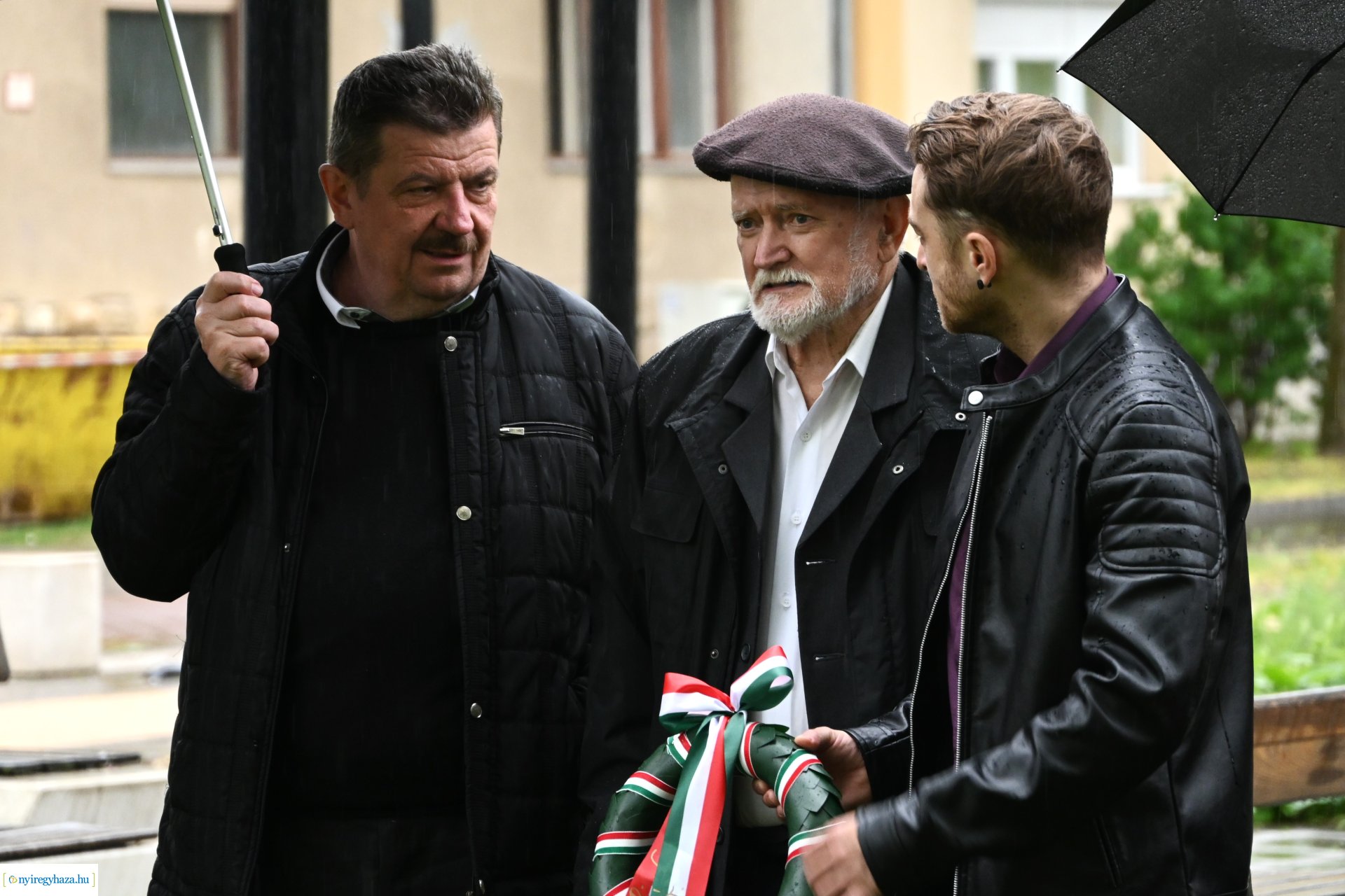 Koszorúzás Váci Mihály szobránál