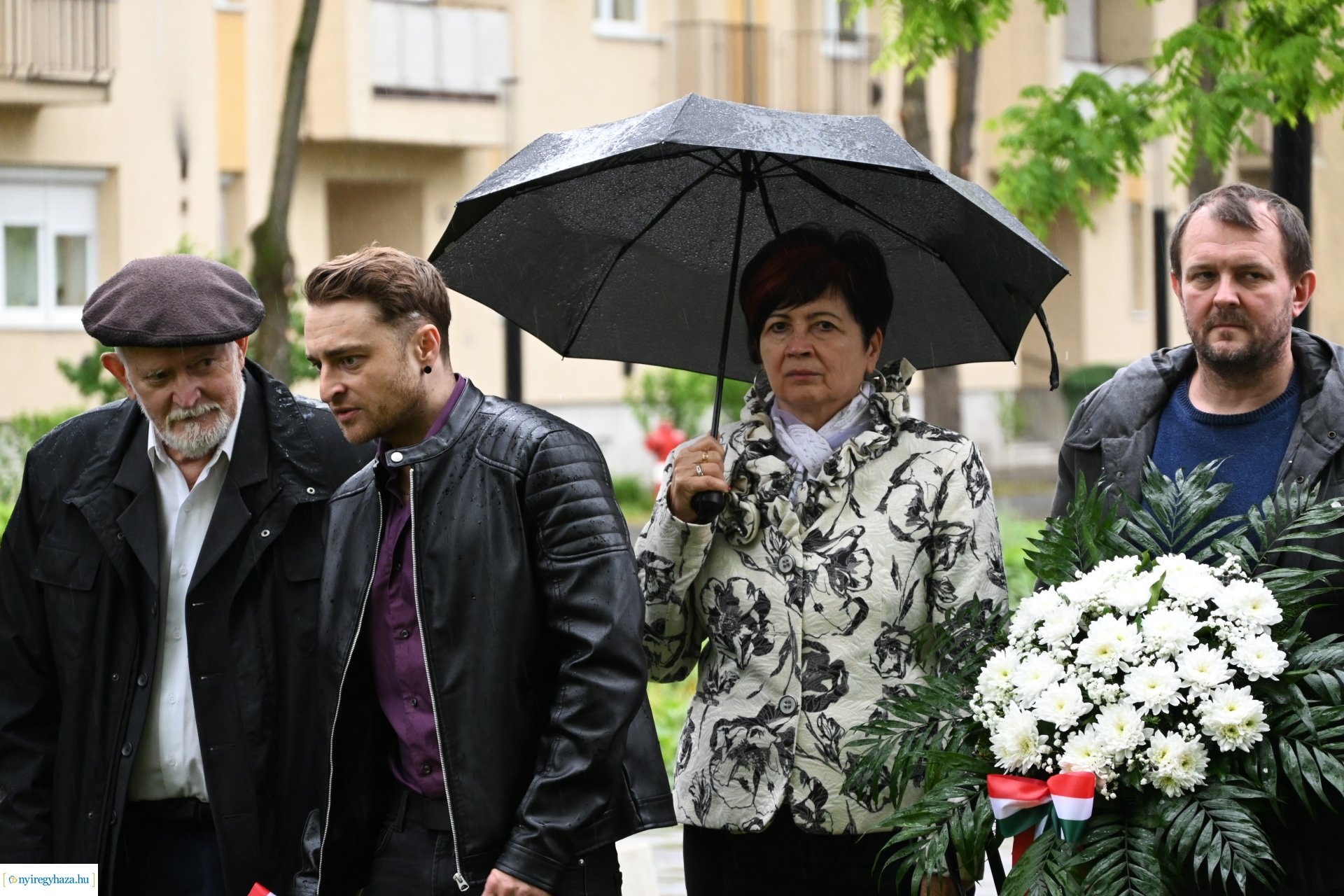 Koszorúzás Váci Mihály szobránál