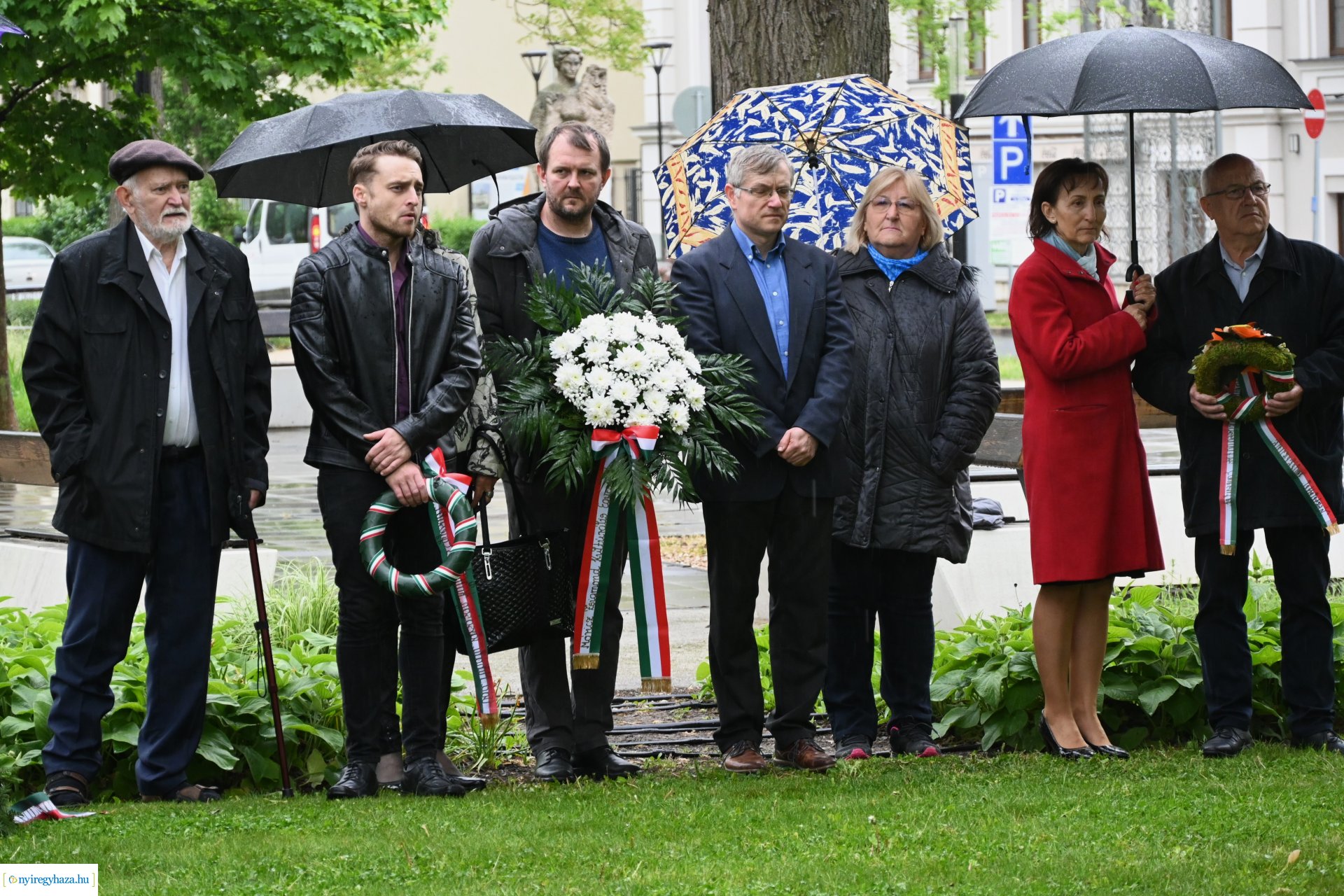 Koszorúzás Váci Mihály szobránál