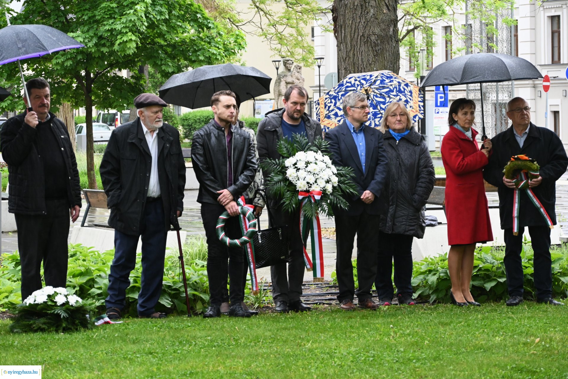 Koszorúzás Váci Mihály szobránál