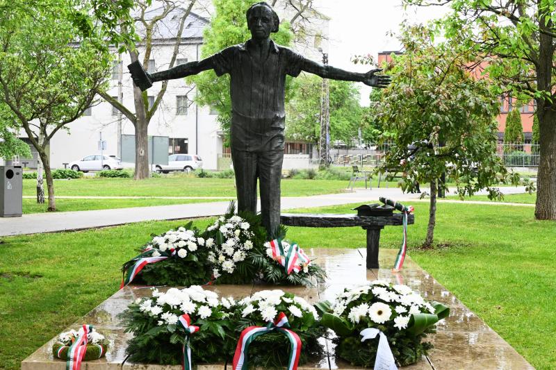 Koszorúzás Váci Mihály szobránál