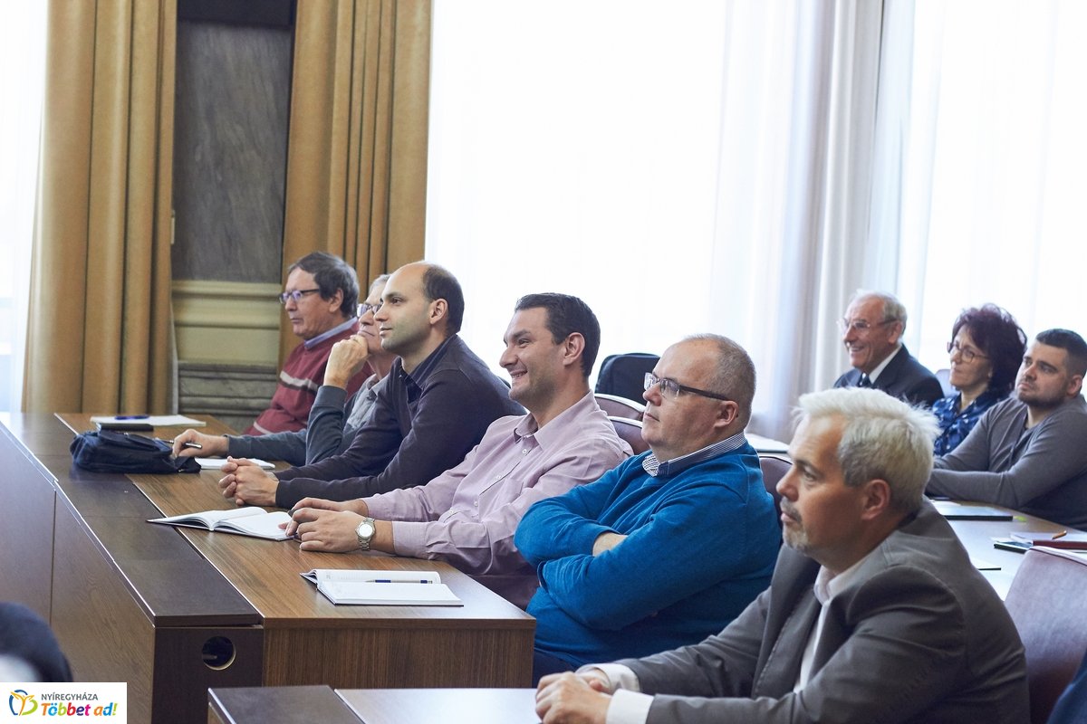 Közgazdasági előadás a Városházán