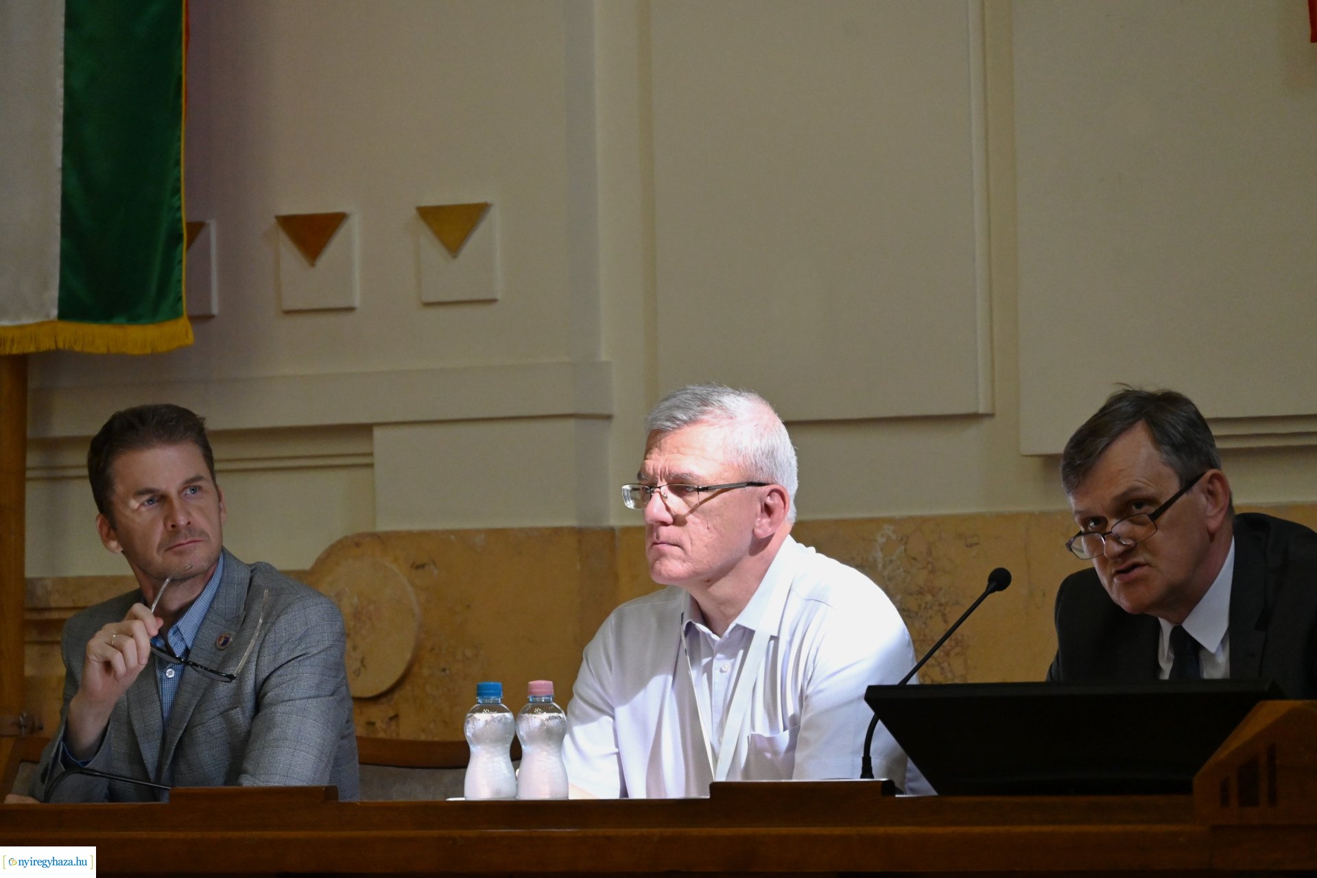 Közgyűlés a Vármegyeházán