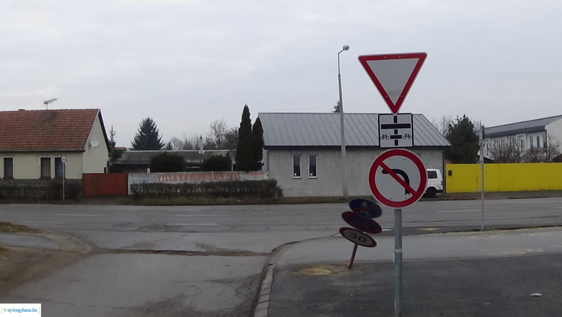 Közlekedési táblát törtek ki