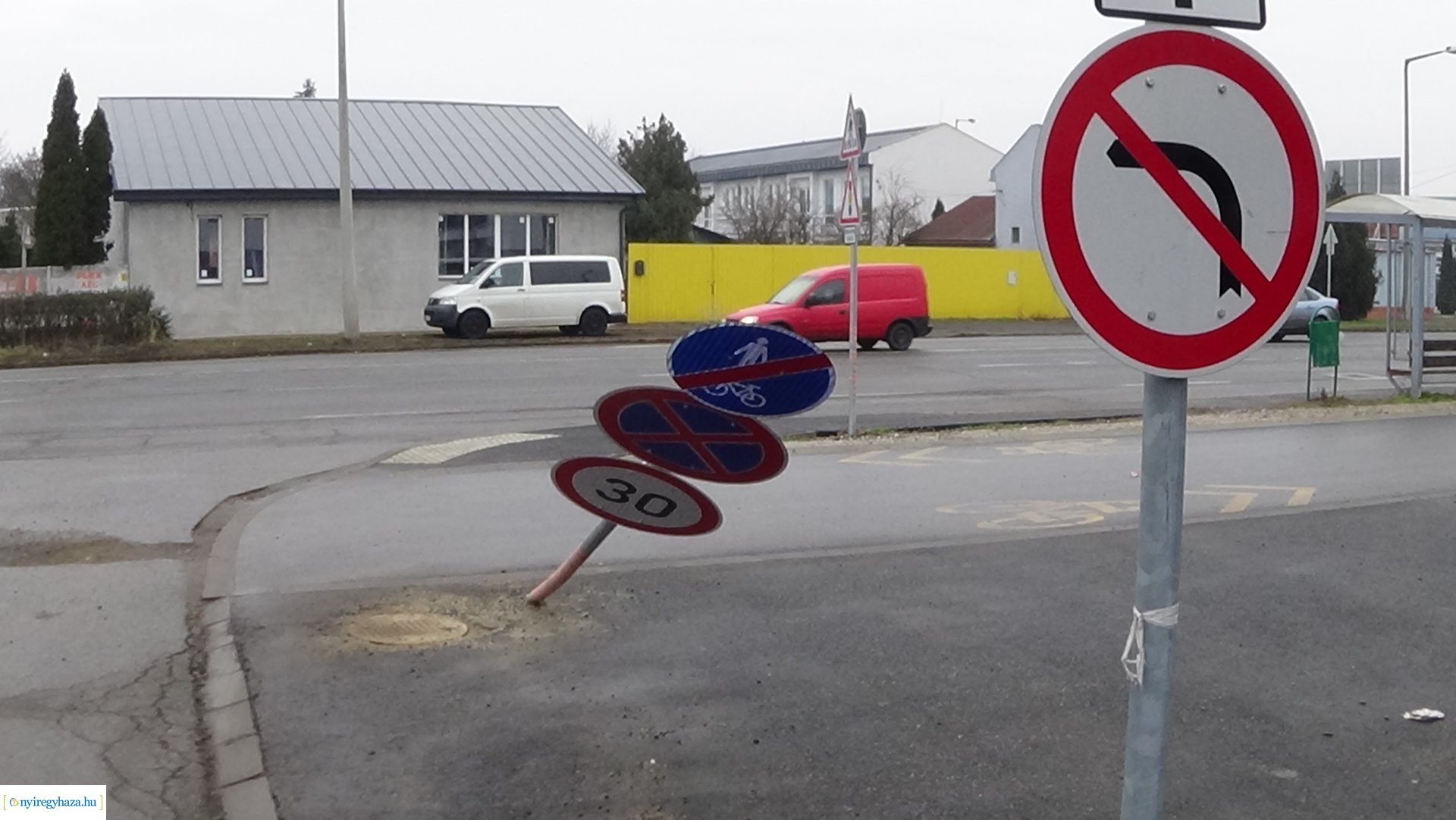 Közlekedési táblát törtek ki