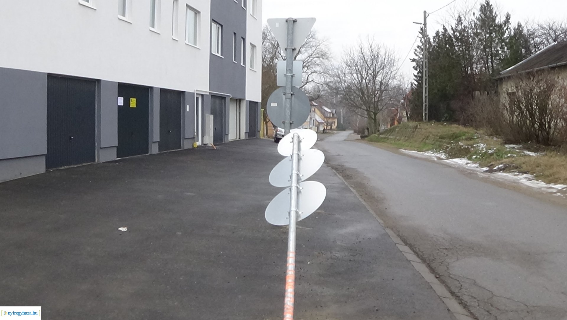 Közlekedési táblát törtek ki