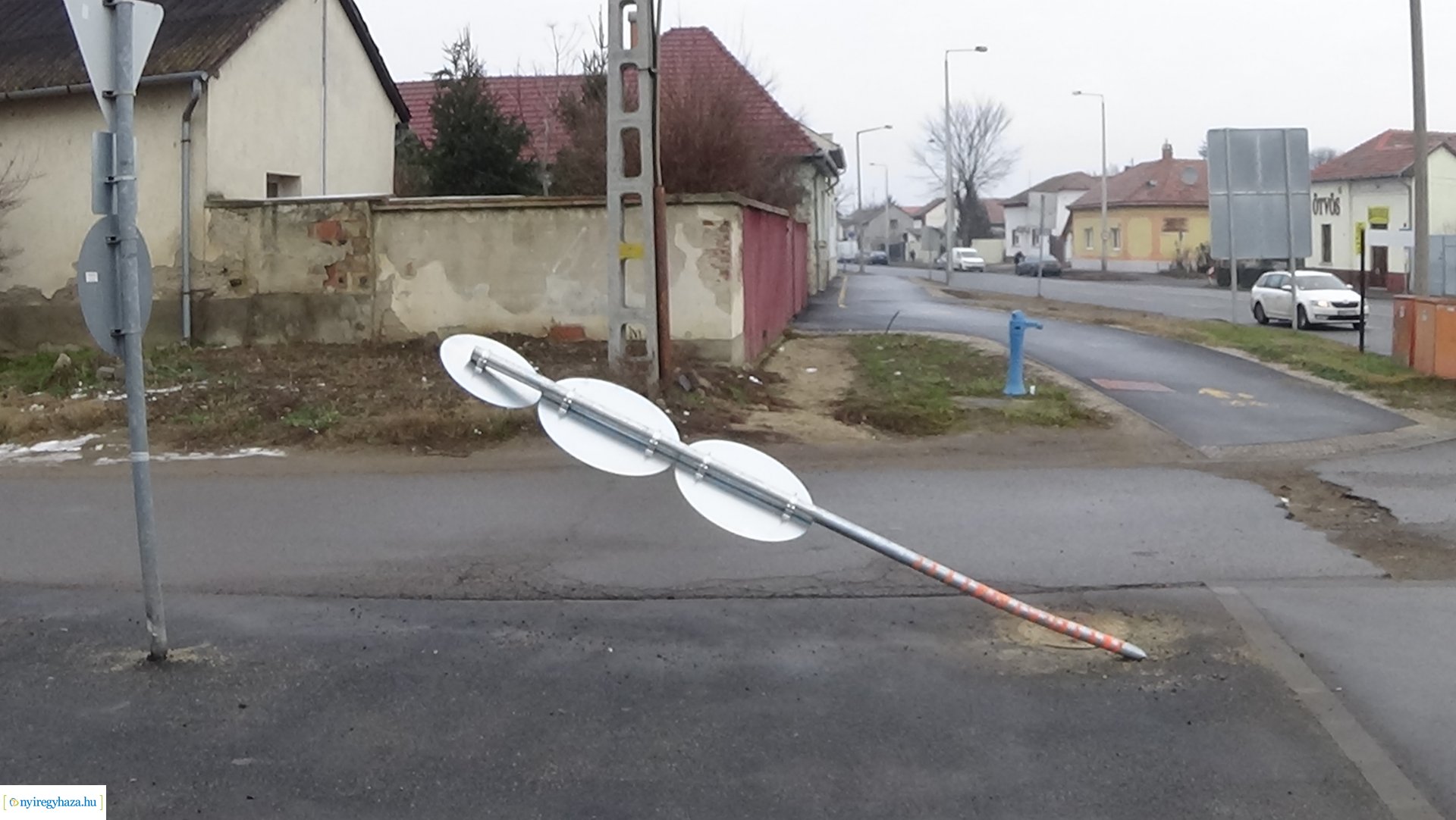 Közlekedési táblát törtek ki