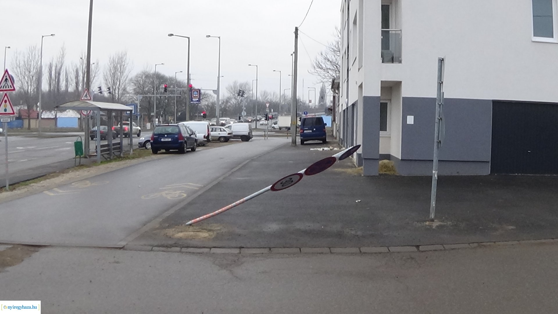 Közlekedési táblát törtek ki