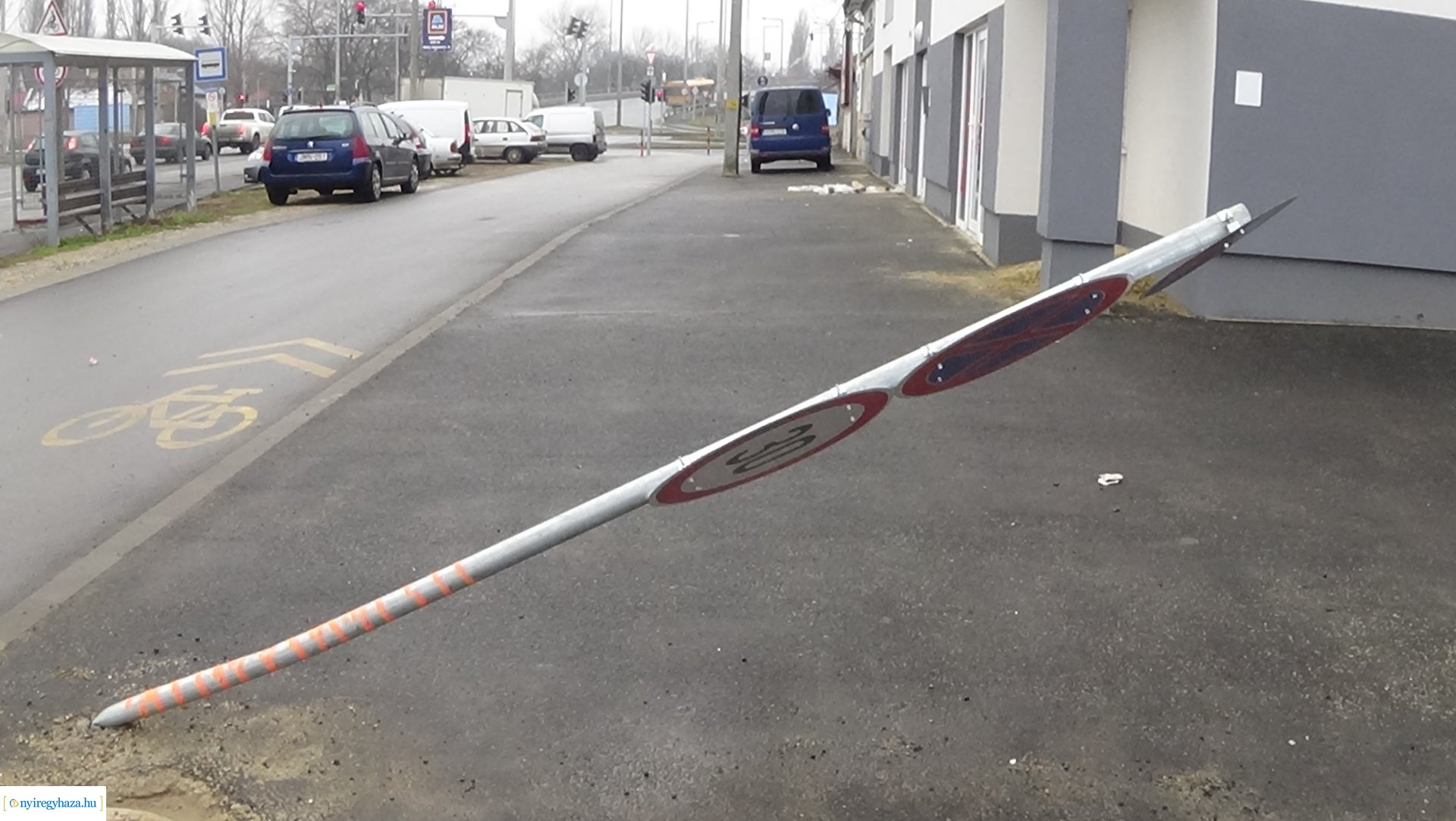 Közlekedési táblát törtek ki