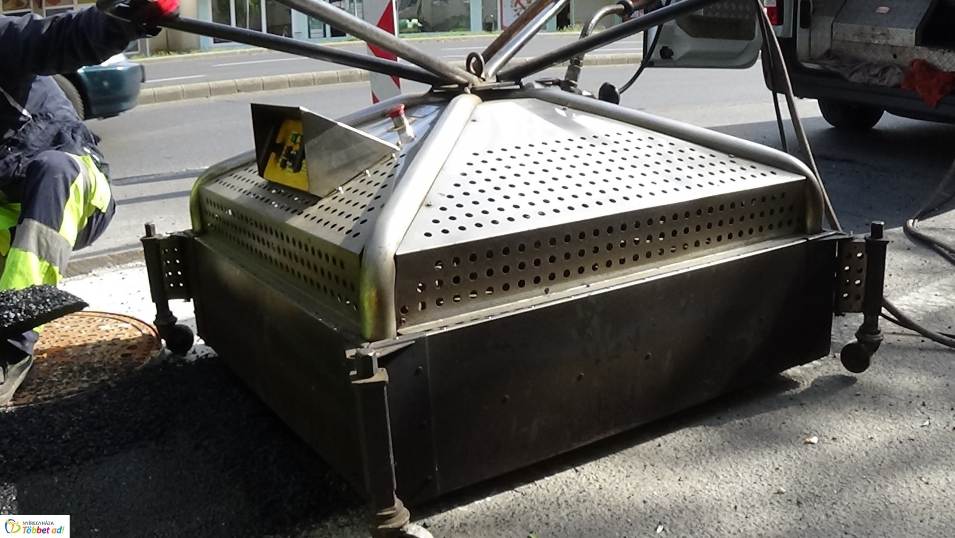 Közműfedeleket helyeztek szintbe a Ferenc körúton