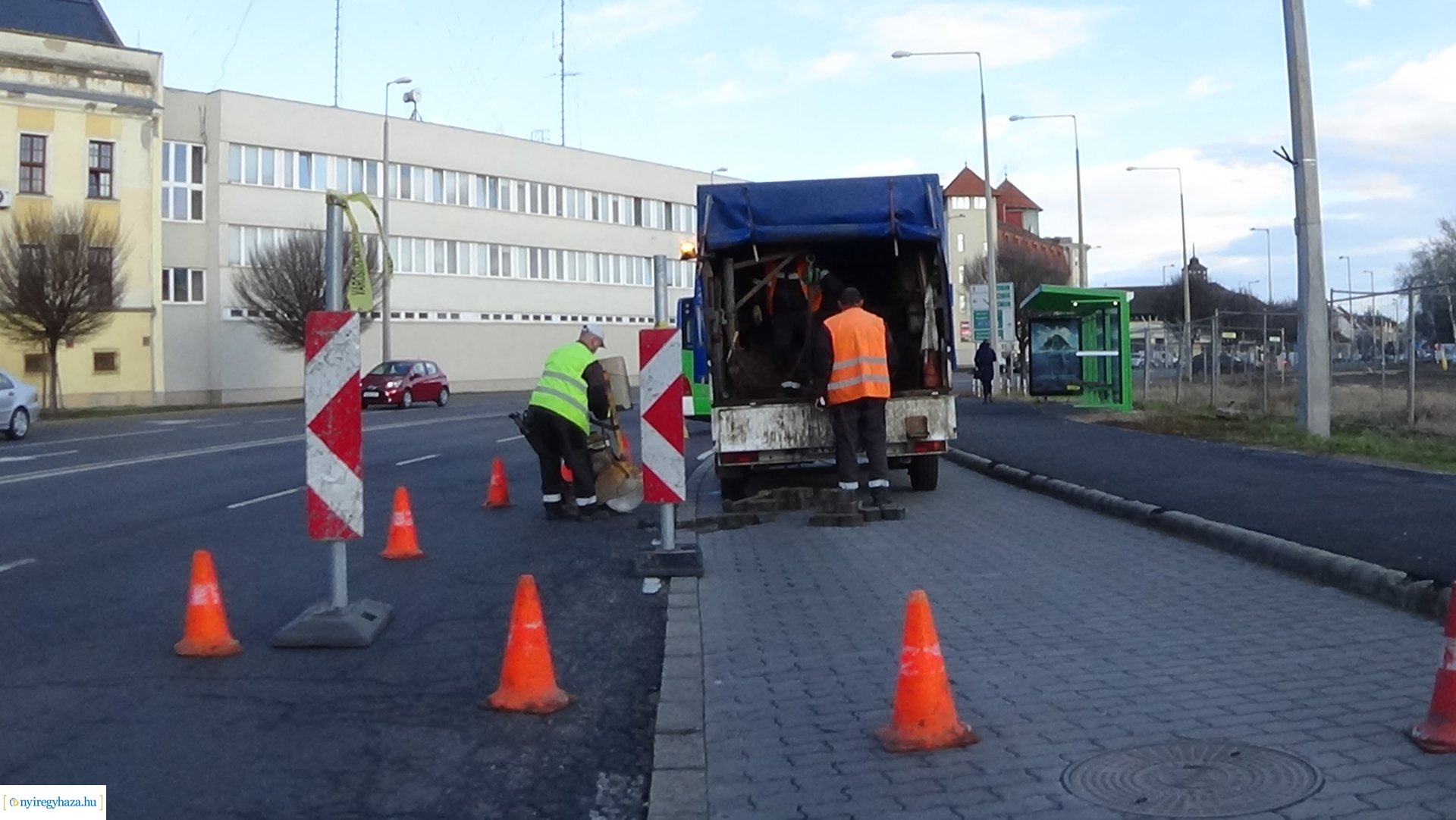 Közműhelyreállítási munkálatokat végez a NYÍRVV a Hunyadi utcán