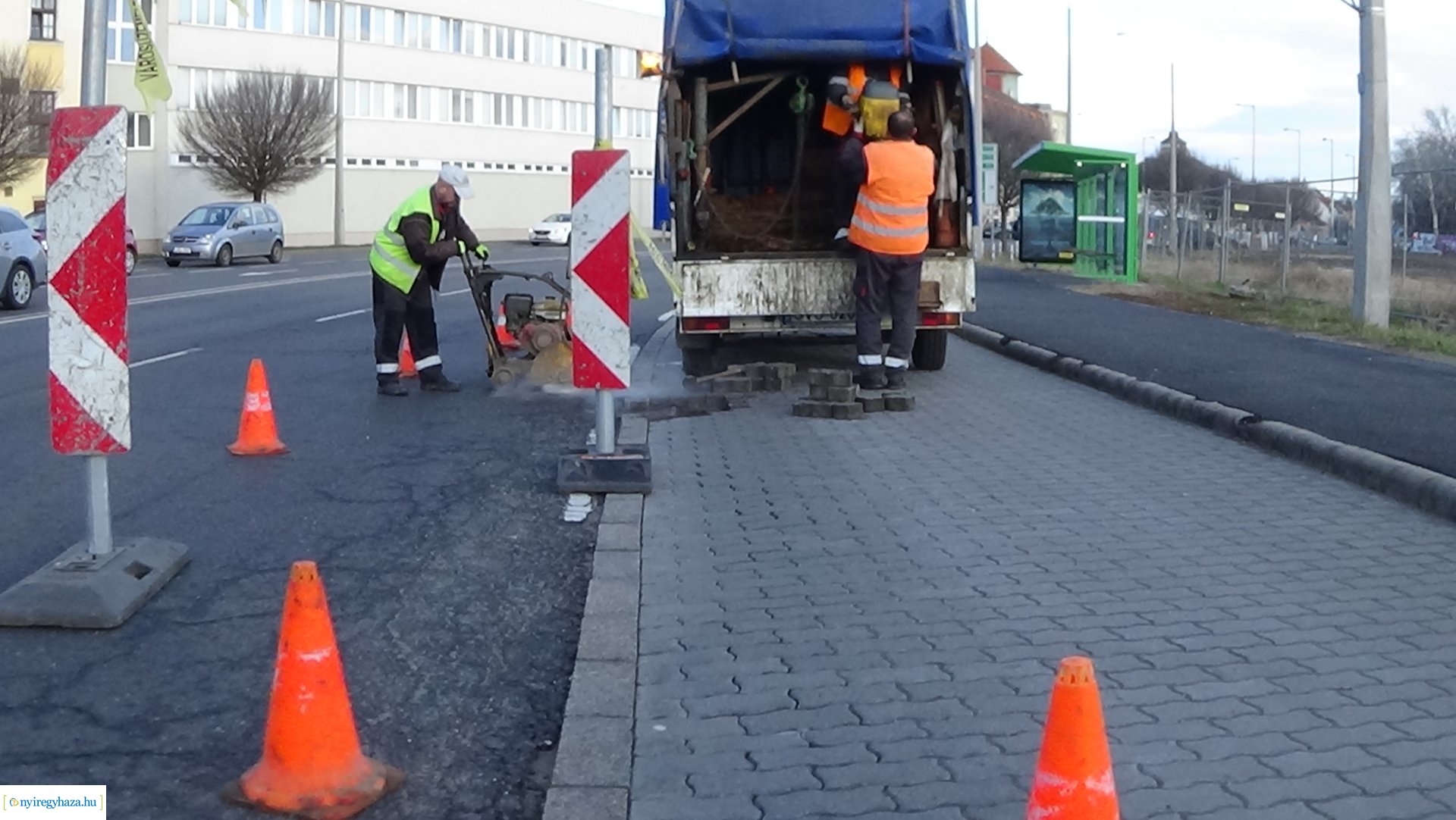 Közműhelyreállítási munkálatokat végez a NYÍRVV a Hunyadi utcán