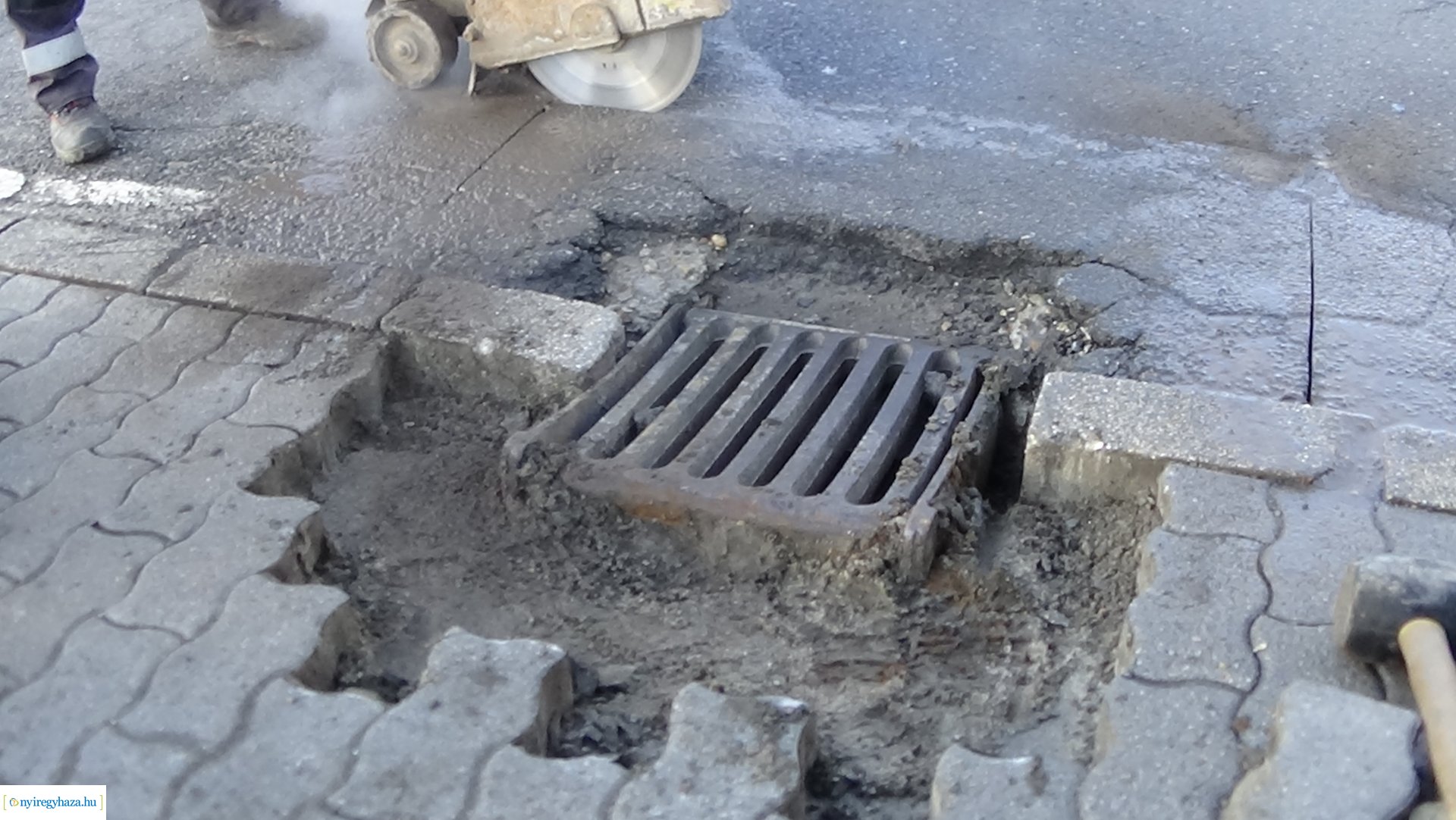 Közműhelyreállítási munkálatokat végez a NYÍRVV a Hunyadi utcán