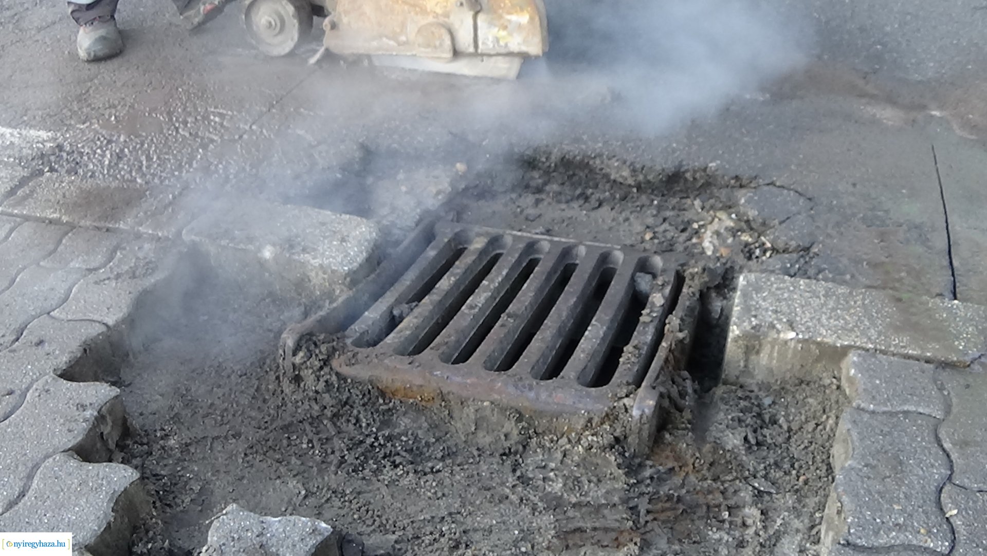 Közműhelyreállítási munkálatokat végez a NYÍRVV a Hunyadi utcán